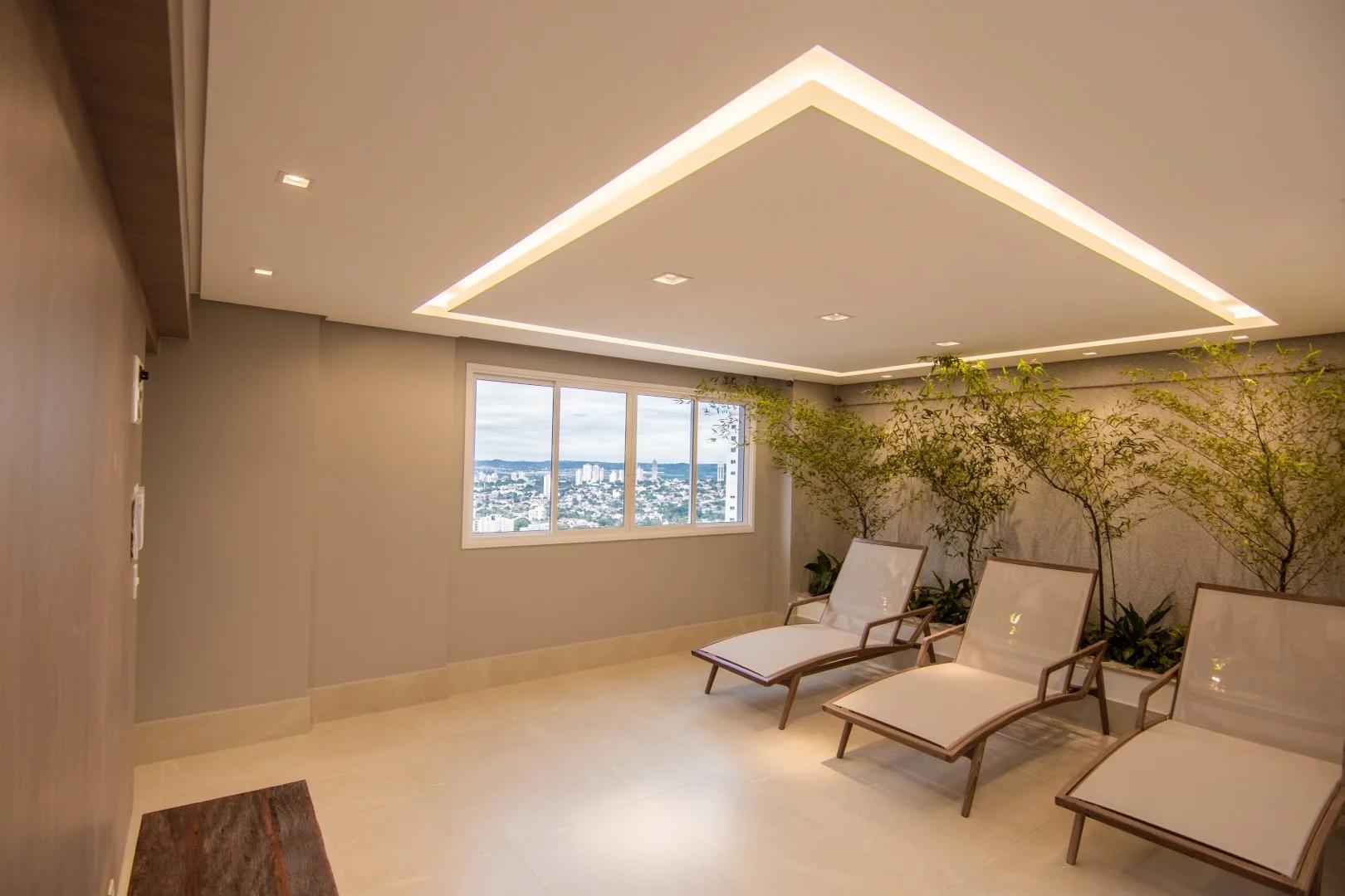 Área de descanso do rooftop do Privilege Marista com espreguiçadeiras