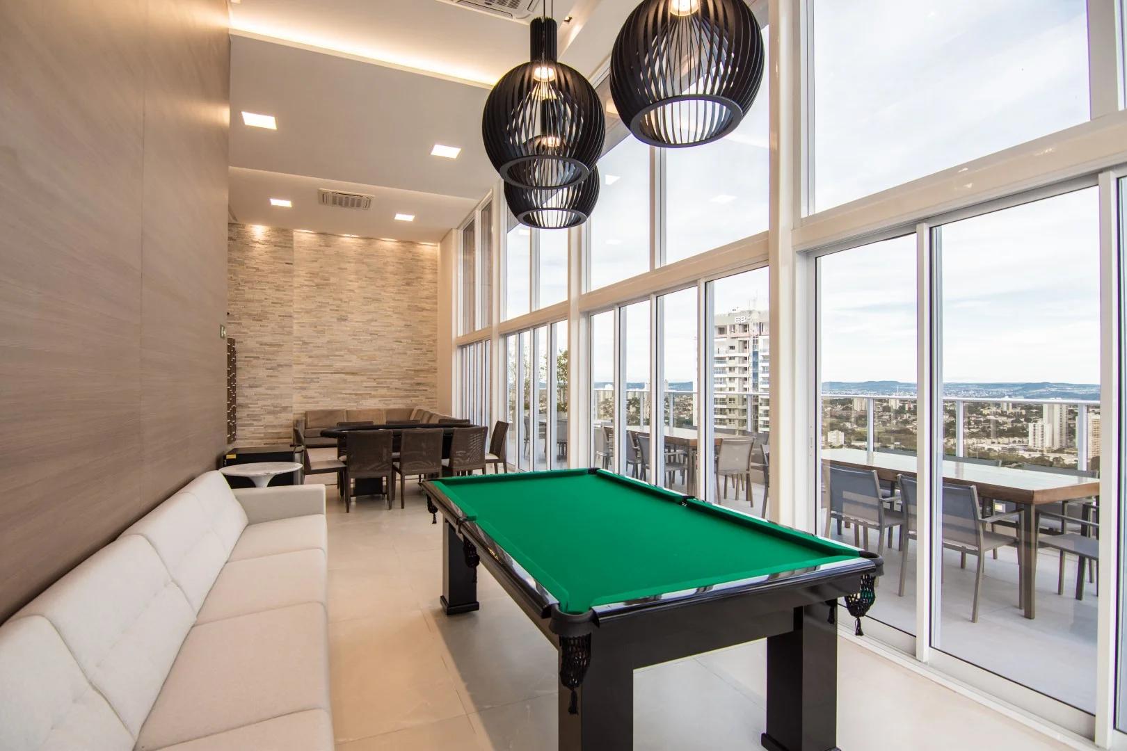 Área de jogos com mesa de sinuca no rooftop do Privilege Marista