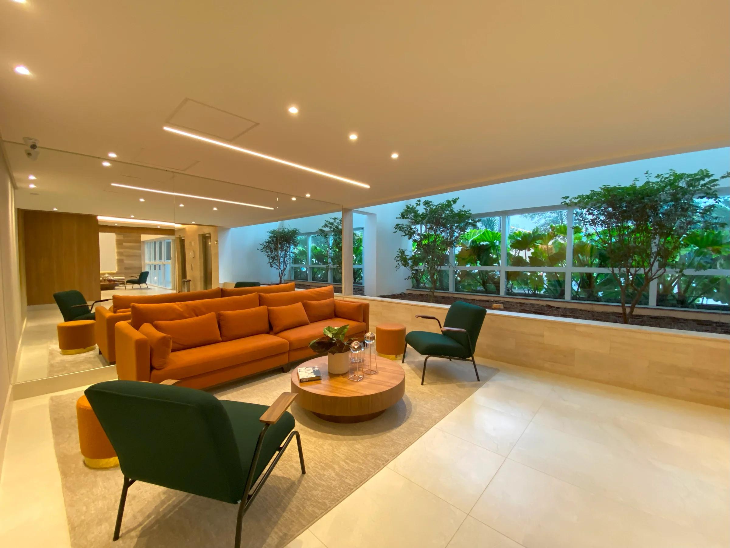 Hall íntimo do Quintas de Goyaz com sofás e vista para o jardim