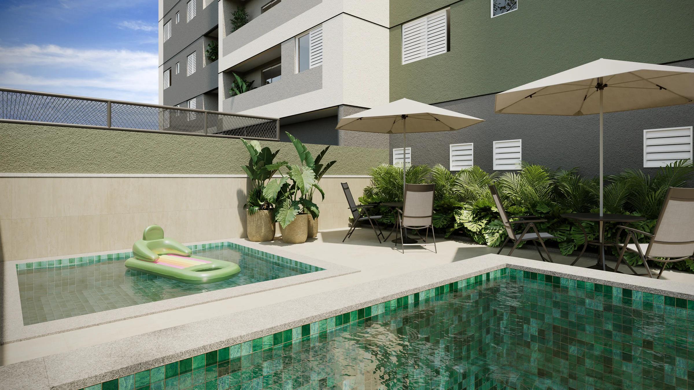 Piscina infantil com deck molhado e área de descanso com ombrelones