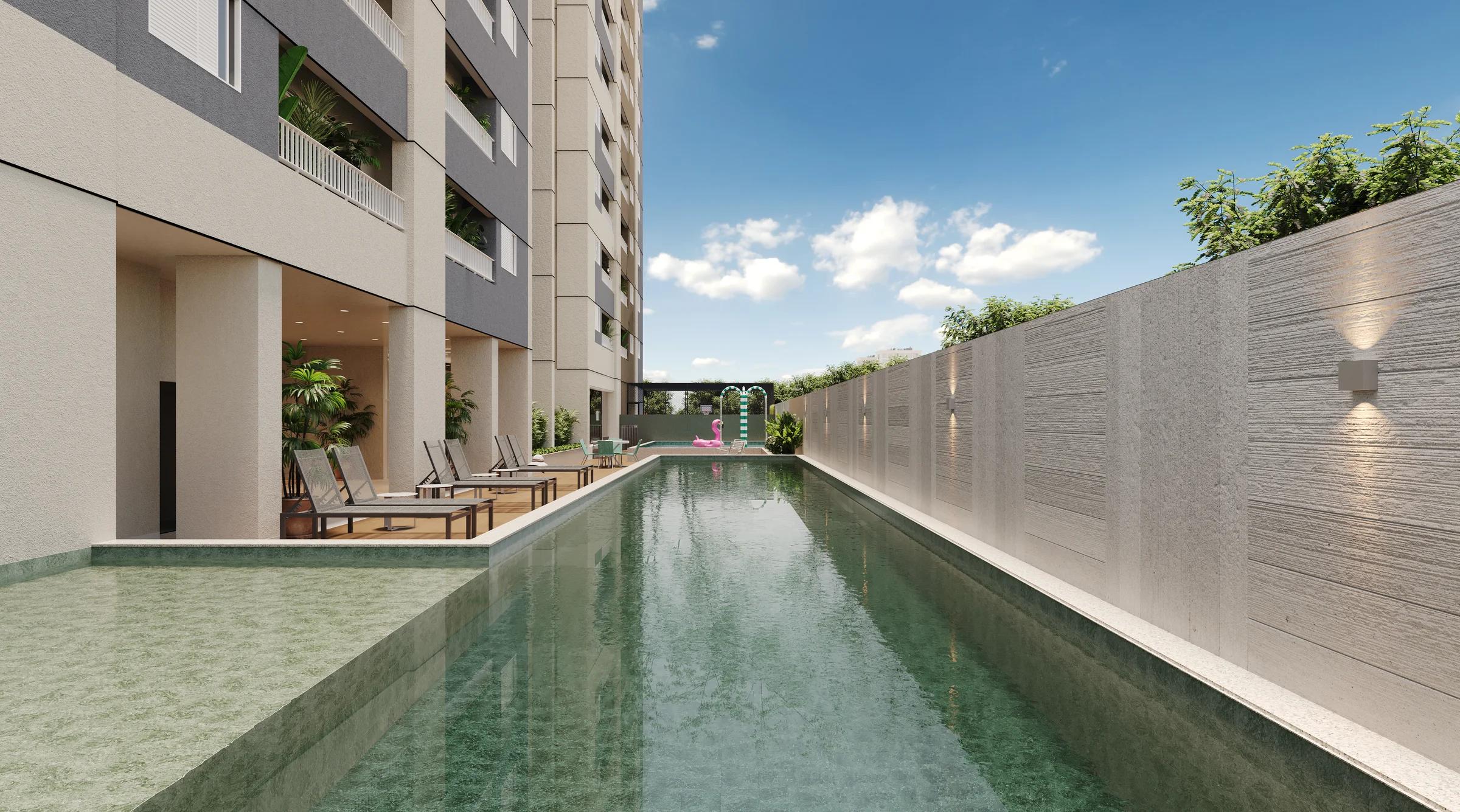 Piscina adulto com raia, deck molhado com espreguiçadeiras e jardim lateral