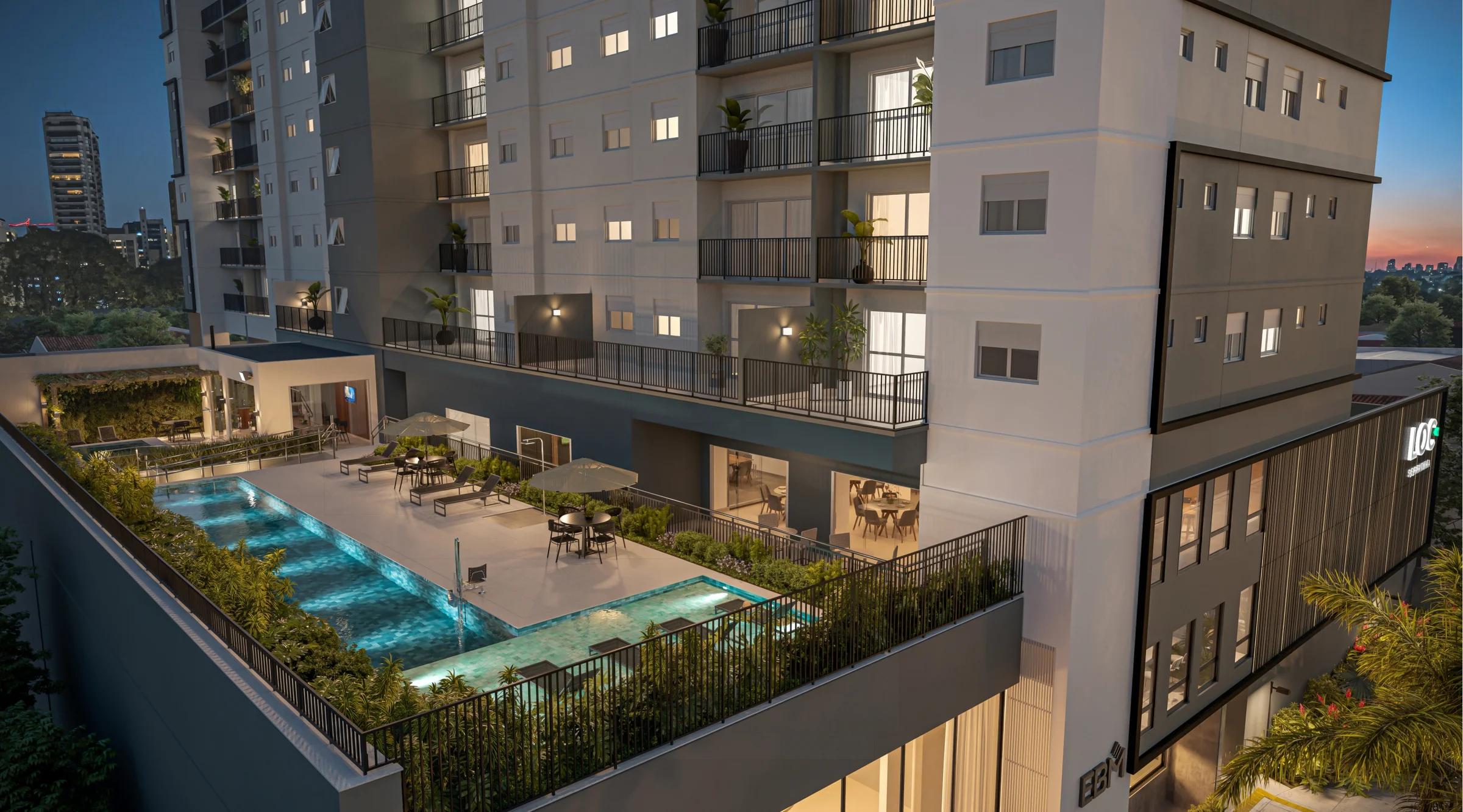 Terraço de lazer com piscina, mesas e vista para a cidade