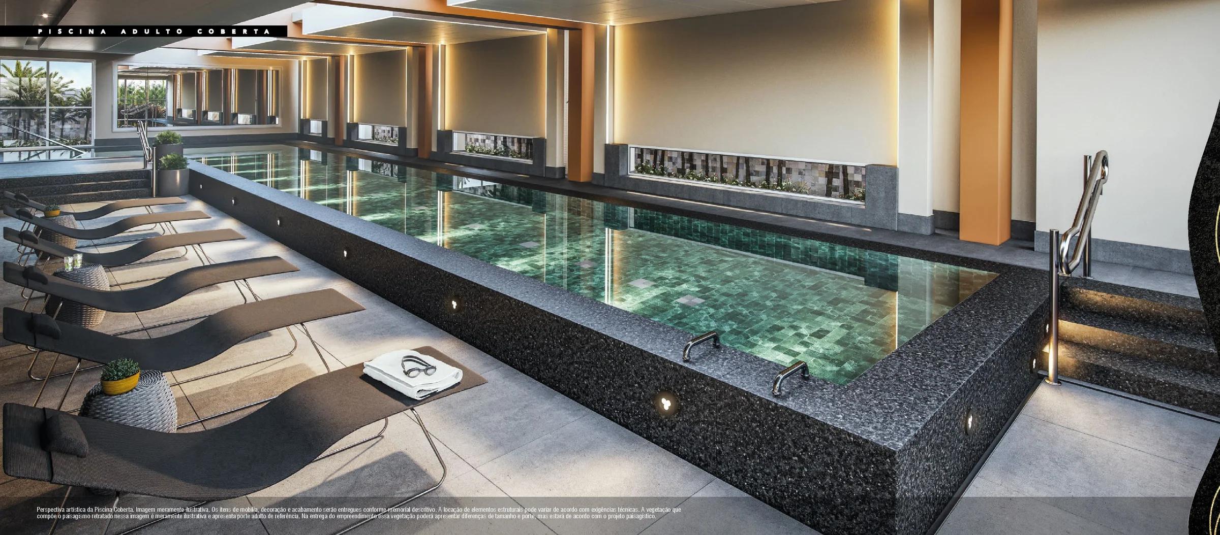 Piscina adulto coberta e aquecida com espreguiçadeiras e iluminação indireta
