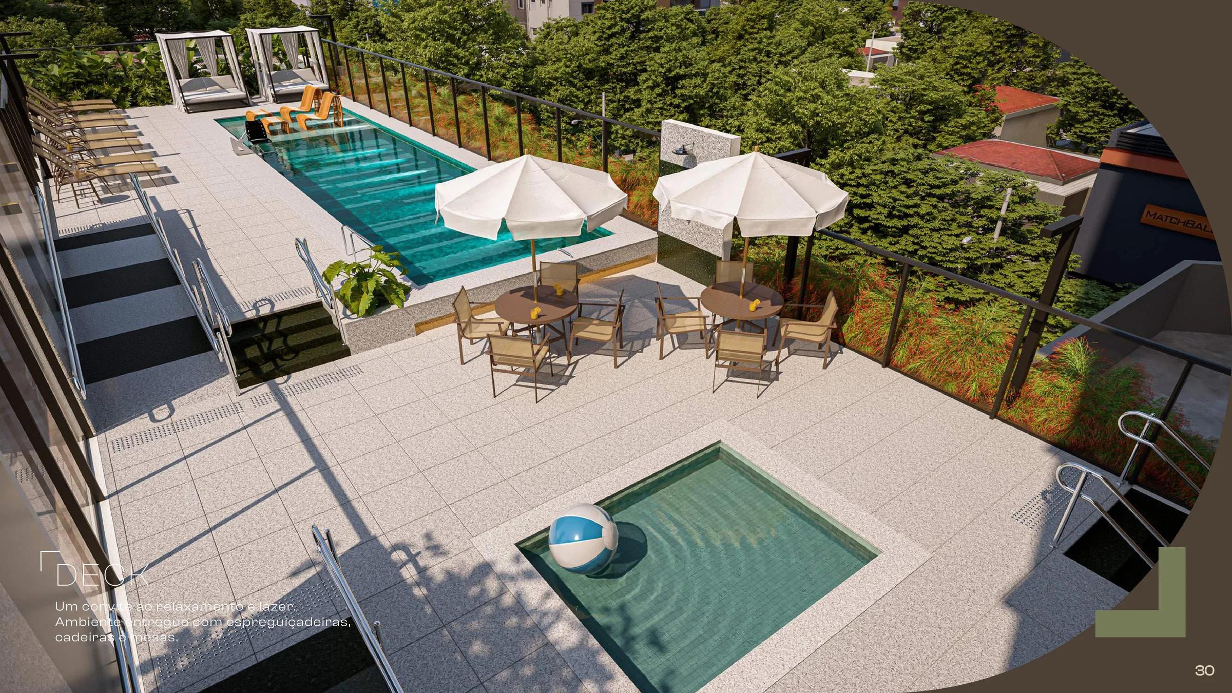 Vista aérea do deck com piscina adulto, piscina infantil, mesas com ombrelone e espreguiçadeiras