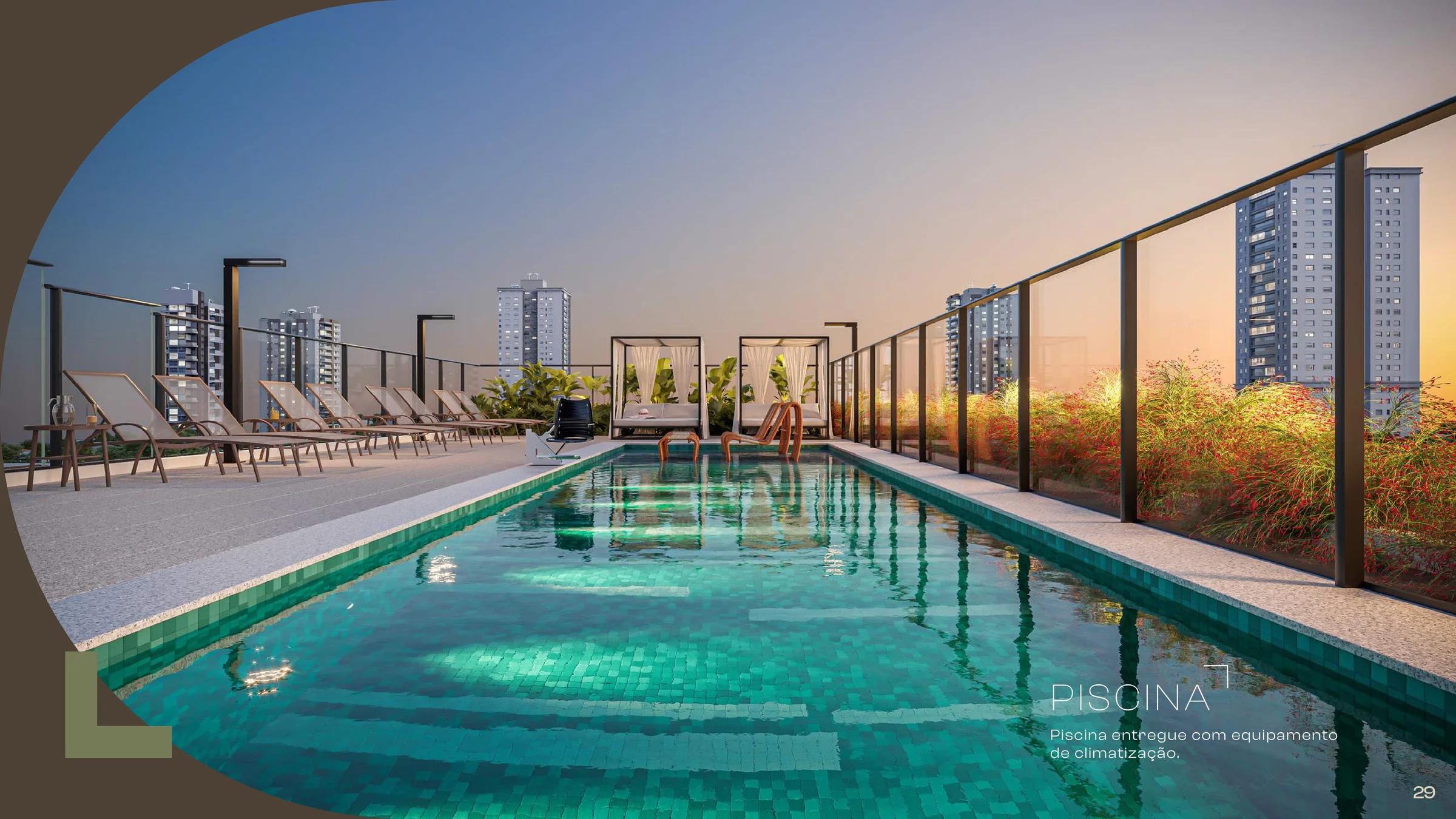 Piscina com raia, espreguiçadeiras e cabanas ao entardecer