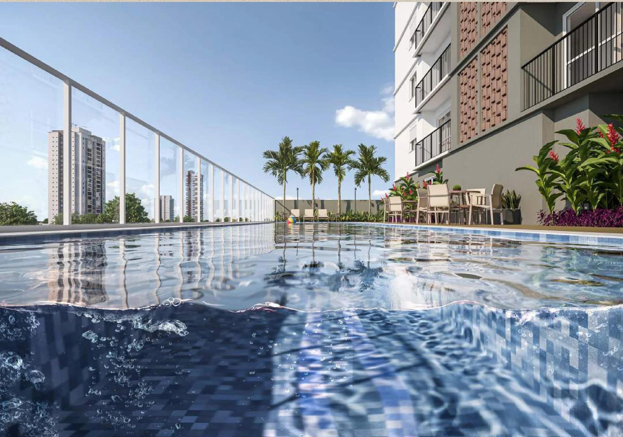 Piscina com deck, guarda-corpo de vidro e vista aberta