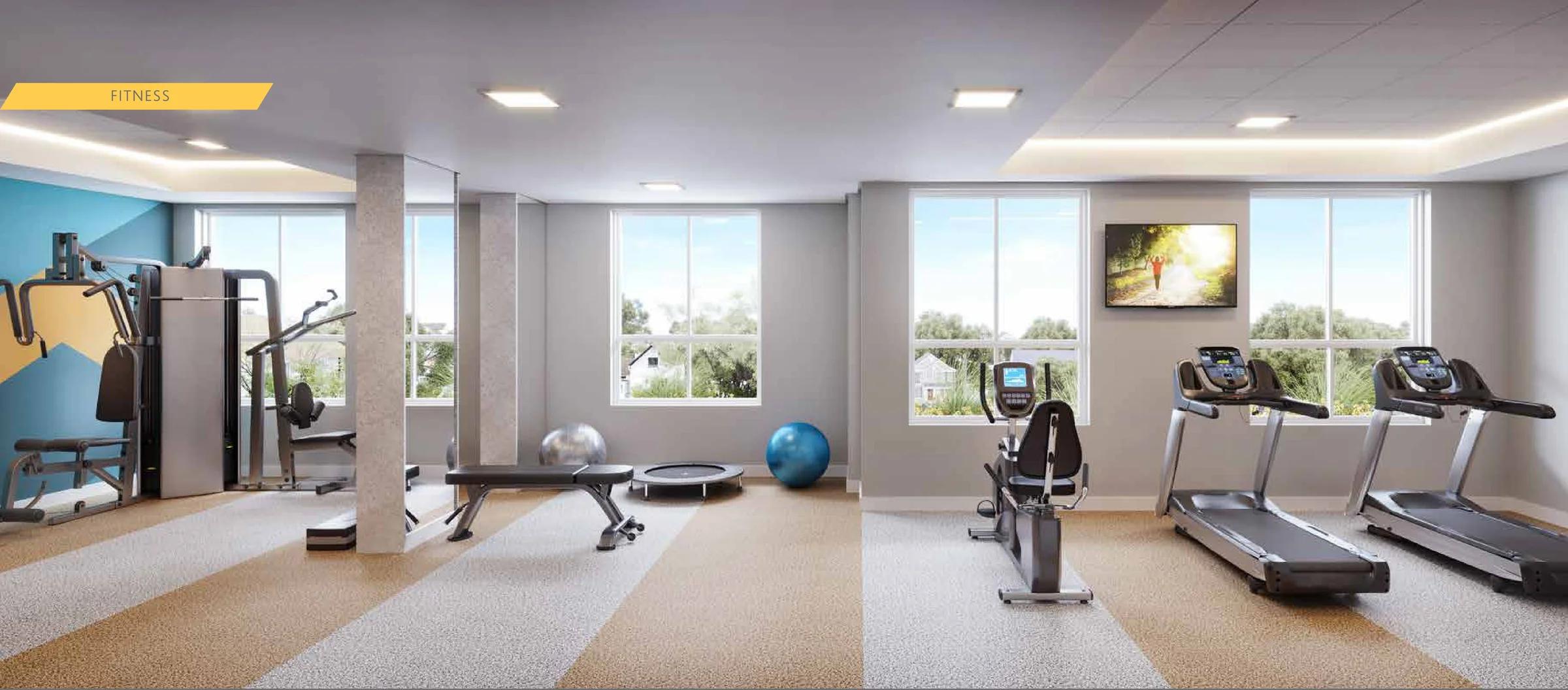 Espaço fitness equipado com esteiras, bicicleta ergométrica e aparelho multifuncional