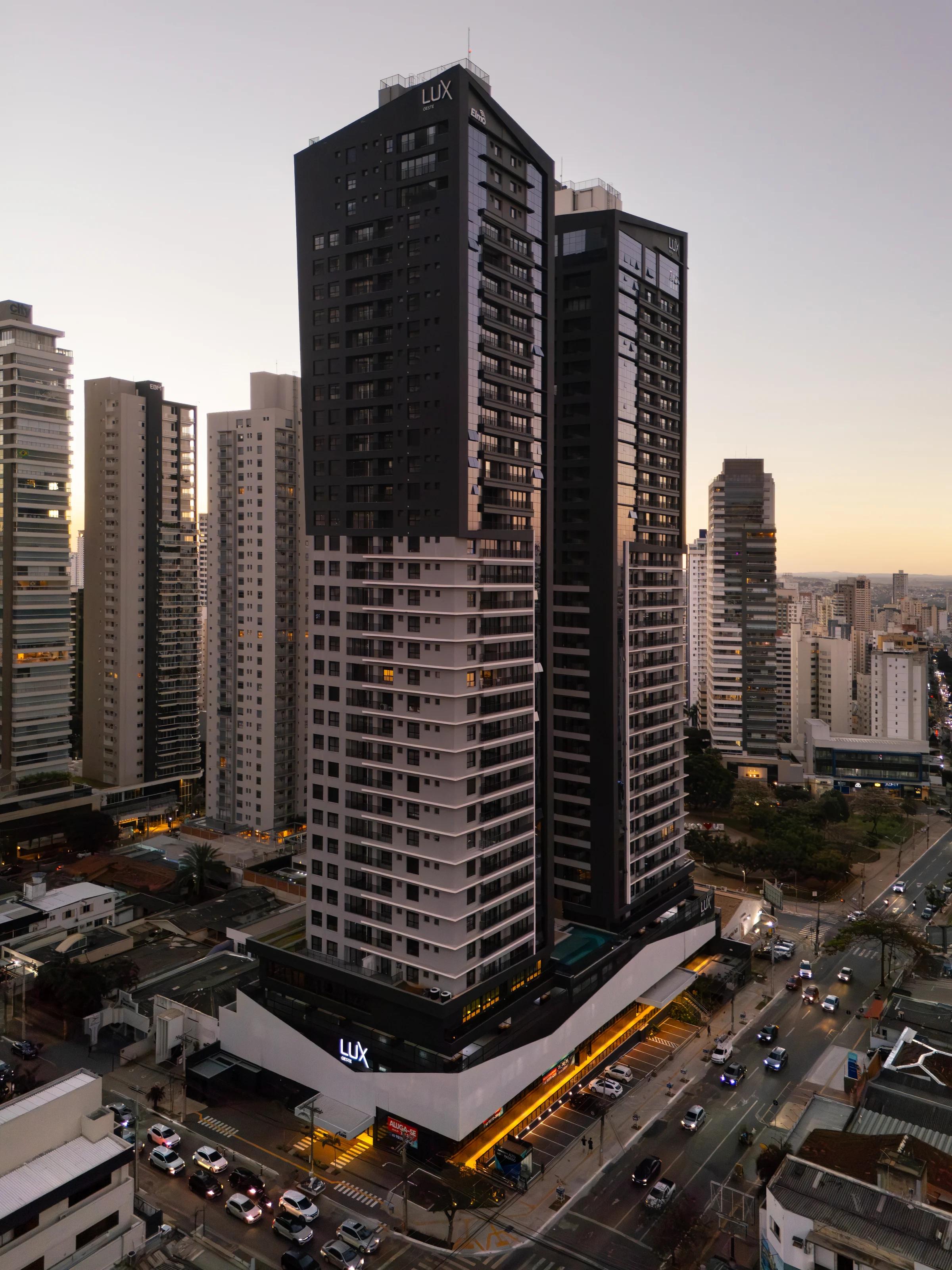 Lux Oeste ao entardecer