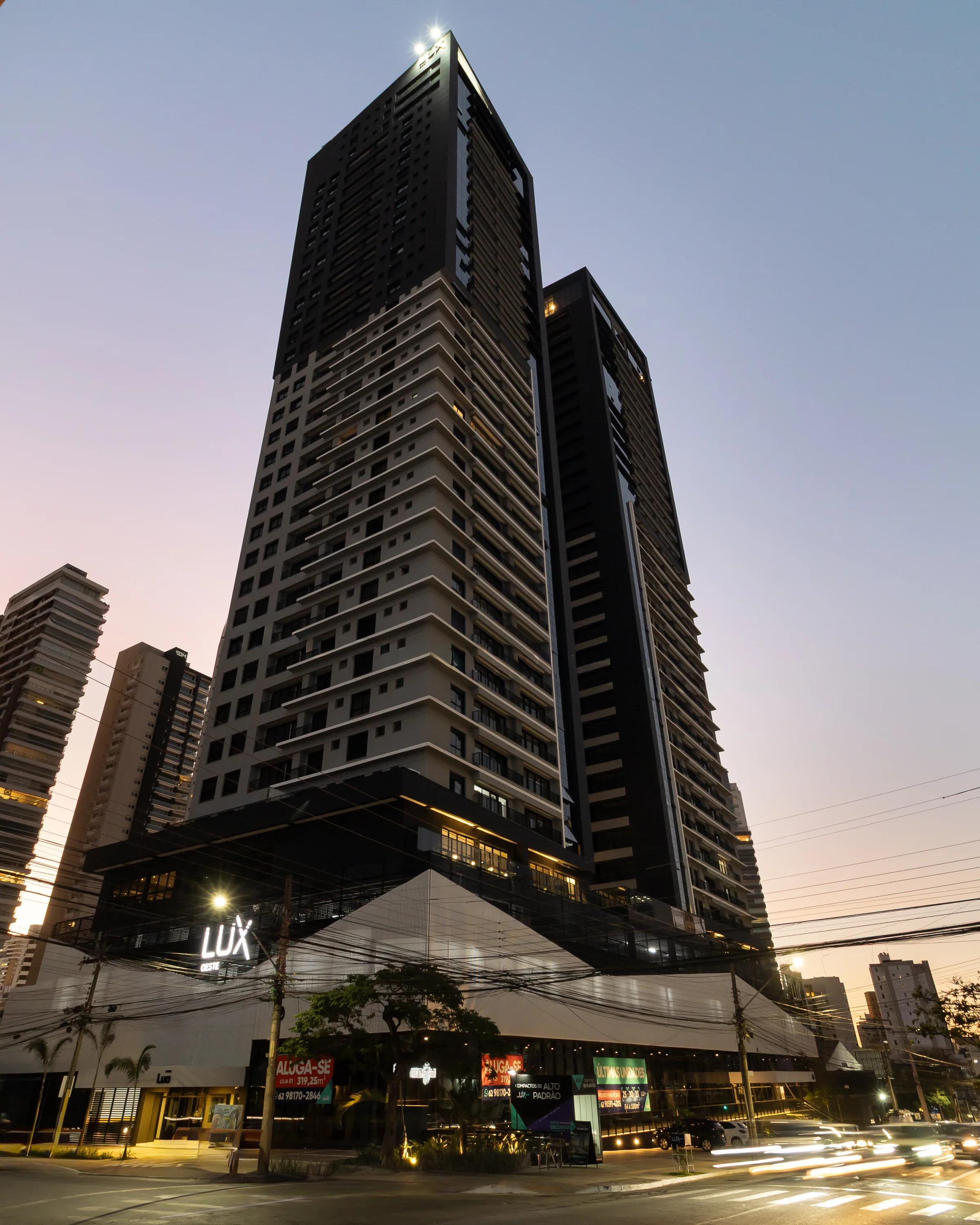 Torre Lua do Lux Oeste ao entardecer