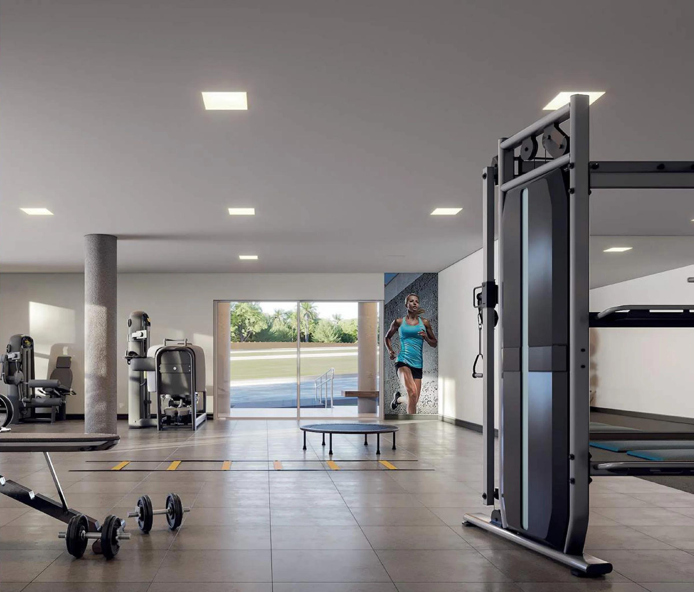 Academia de ginástica equipada com aparelhos de musculação e pesos livres