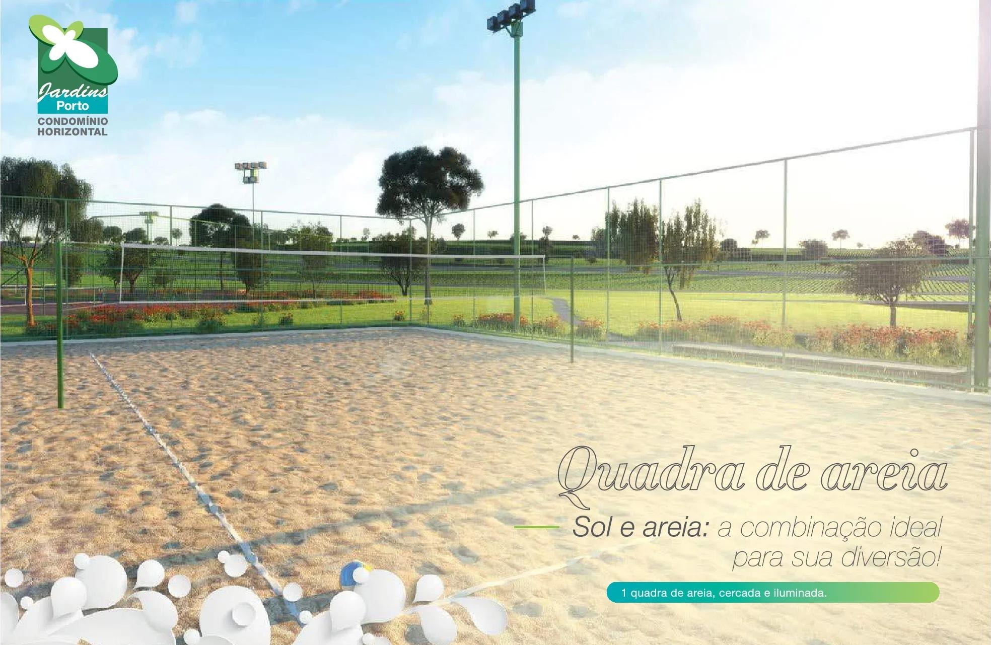 Quadra de areia cercada e iluminada para esportes de praia
