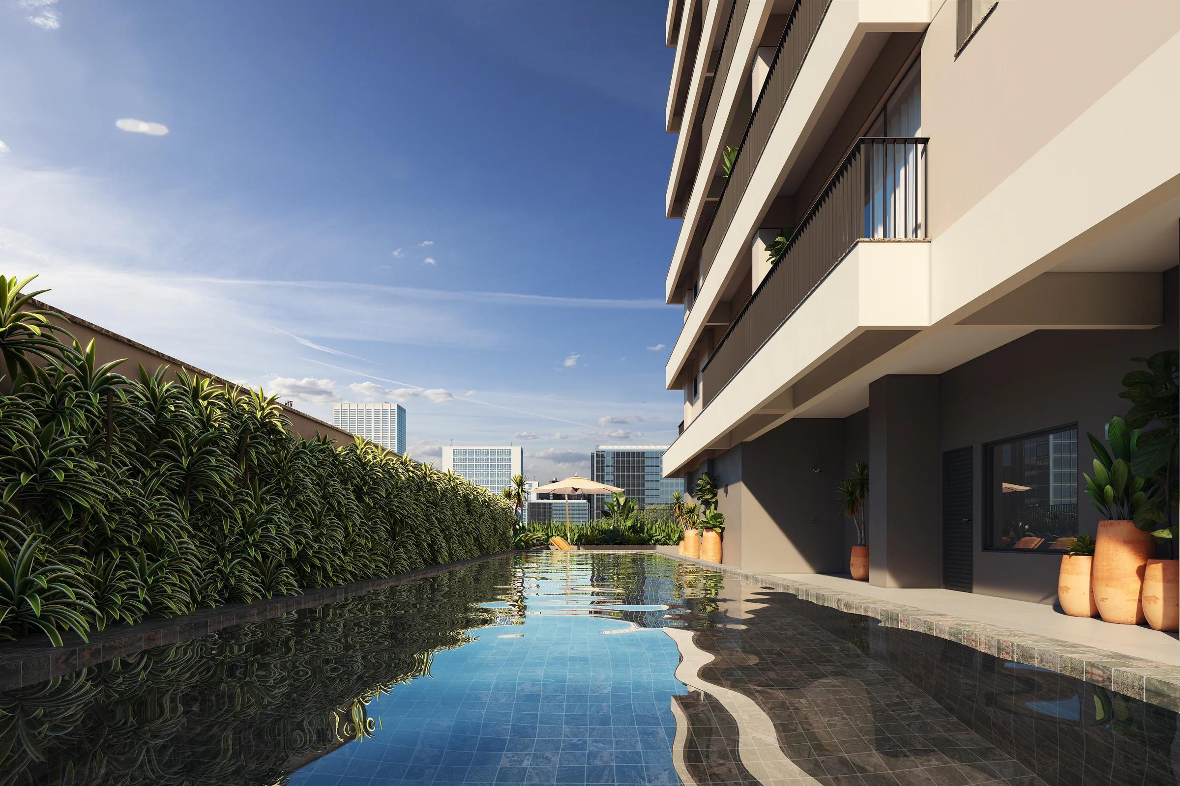 Piscina adulto com deck e vista para o corpo do edifício e a cidade
