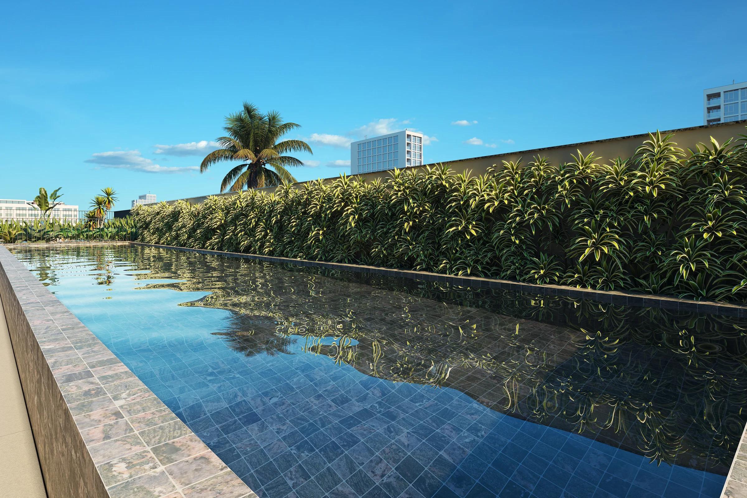 Piscina adulto com raia e parede verde com vegetação