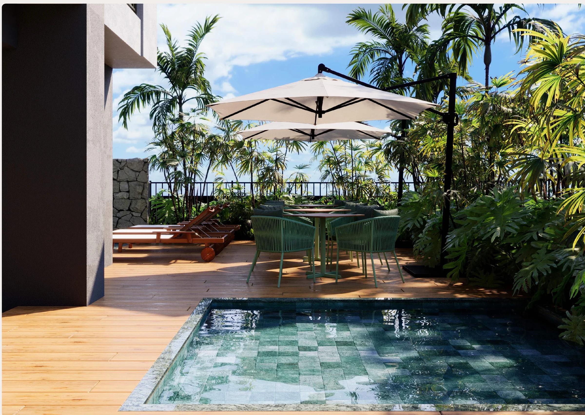 Deck externo com spa aquecido, mesas com ombrelones e vegetação tropical