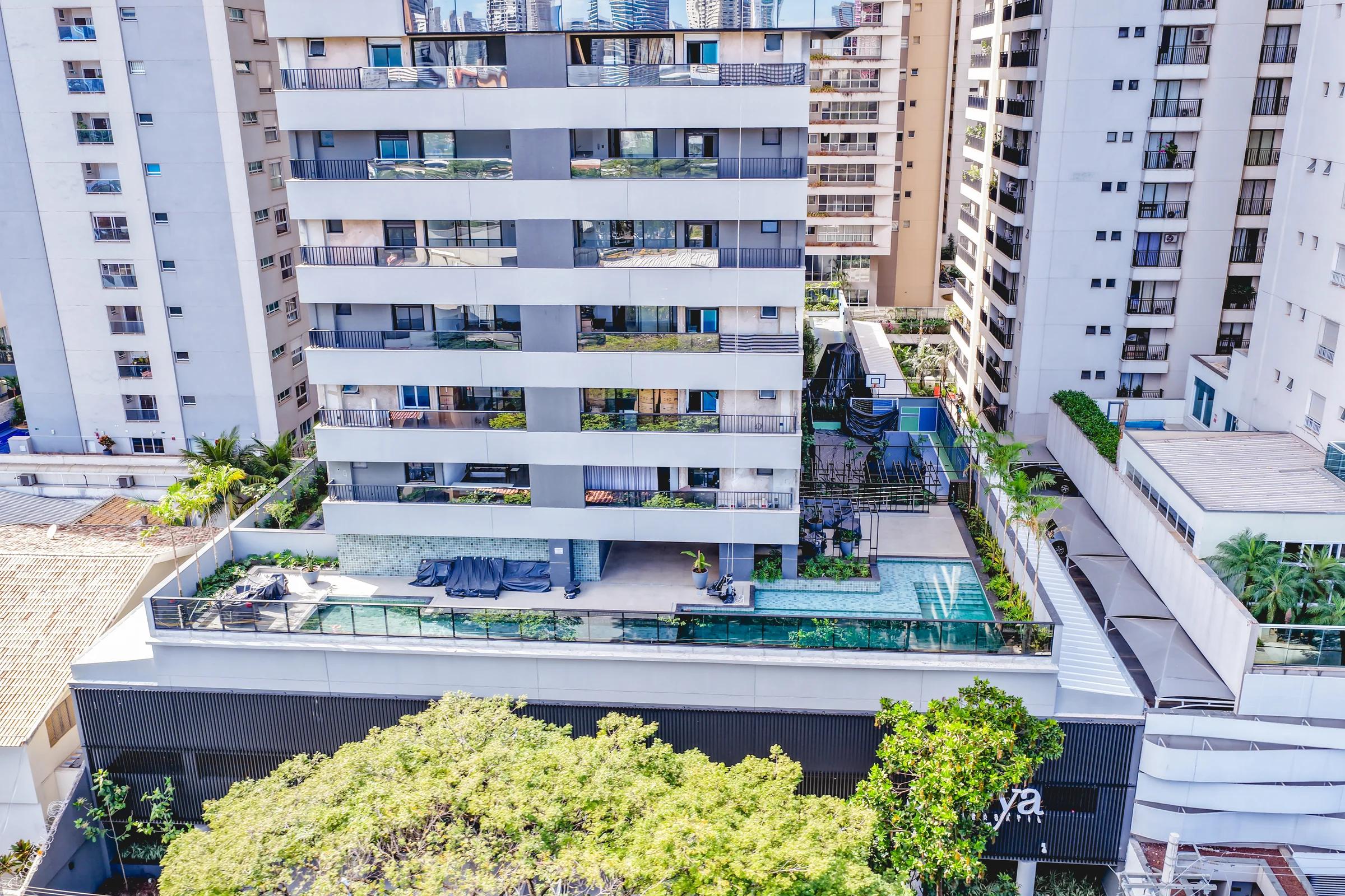 Storya Casa Versátil — Torre com a piscina e o terraço do embasamento