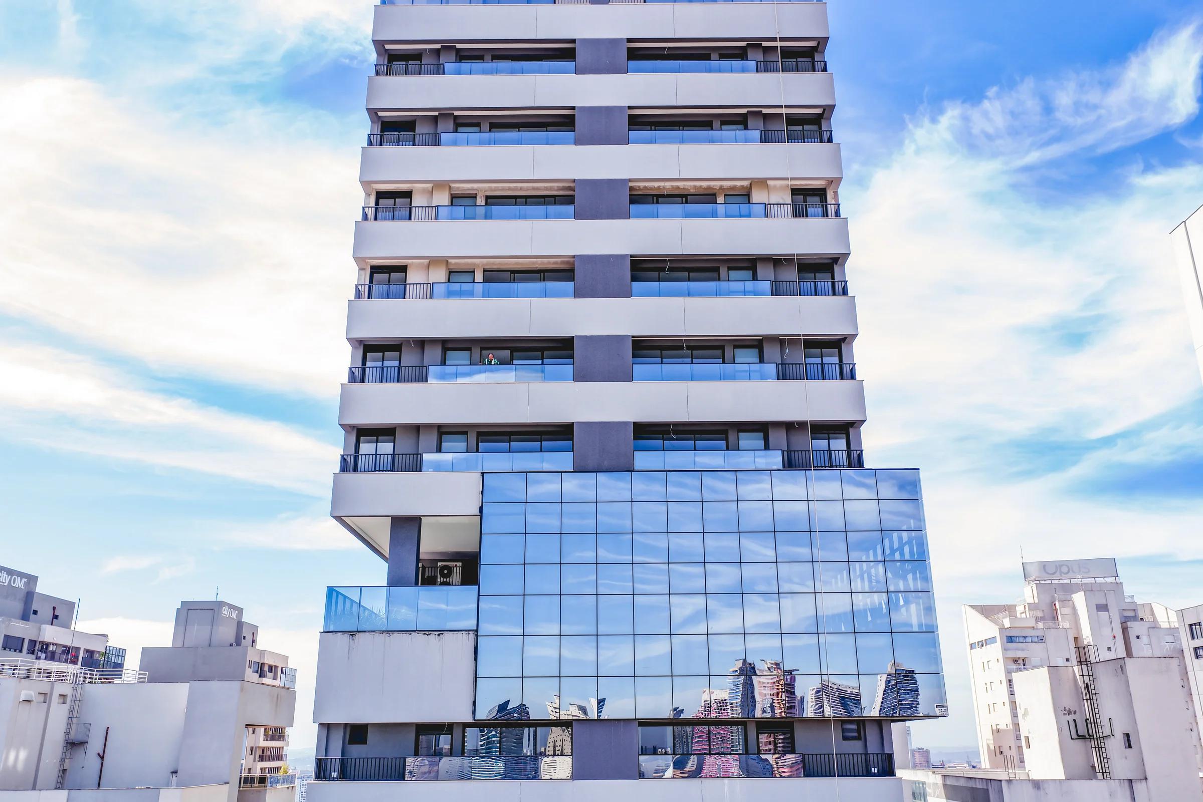 Storya Casa Versátil — Edifício visto de baixo, com o céu azul