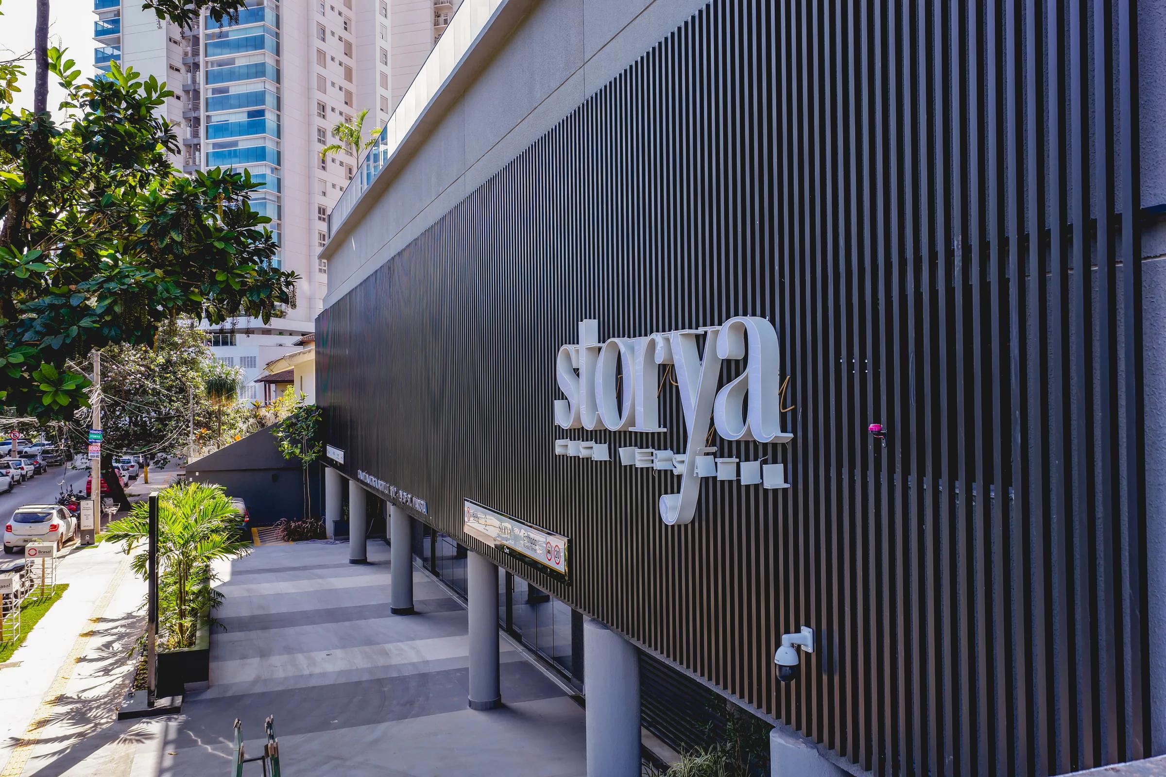 Storya Casa Versátil — Fachada com o letreiro Storya, vista da rua