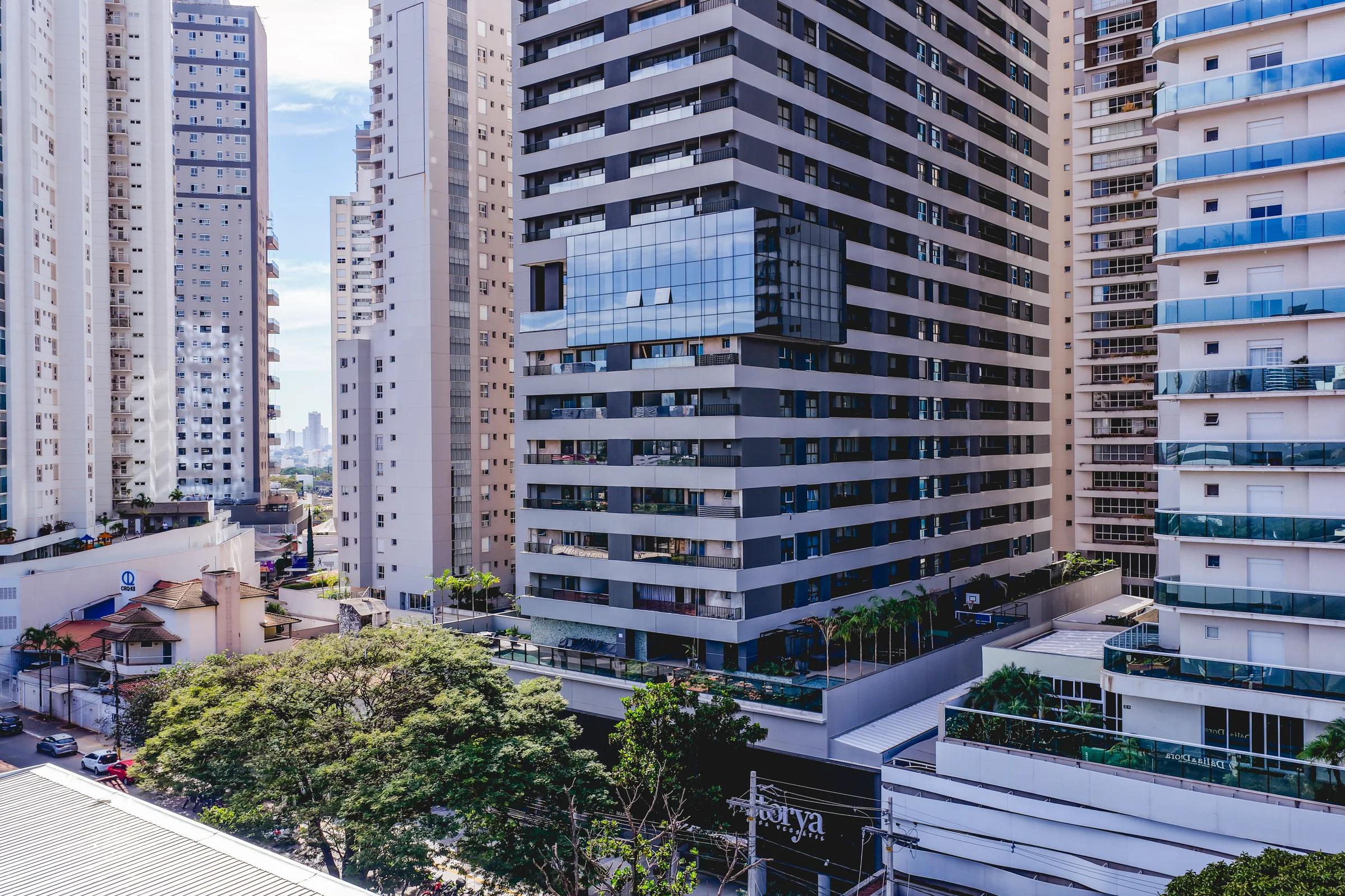 Storya Casa Versátil — Torre e embasamento com varandas