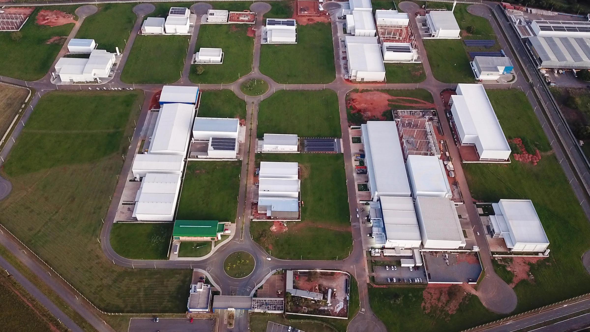 Vista aérea dos galpões e vias internas do polo empresarial All Park