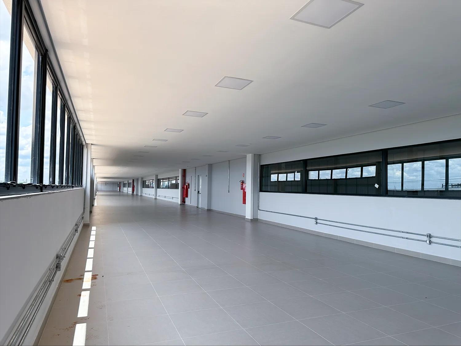 Pavimento corporativo interno com janelas contínuas