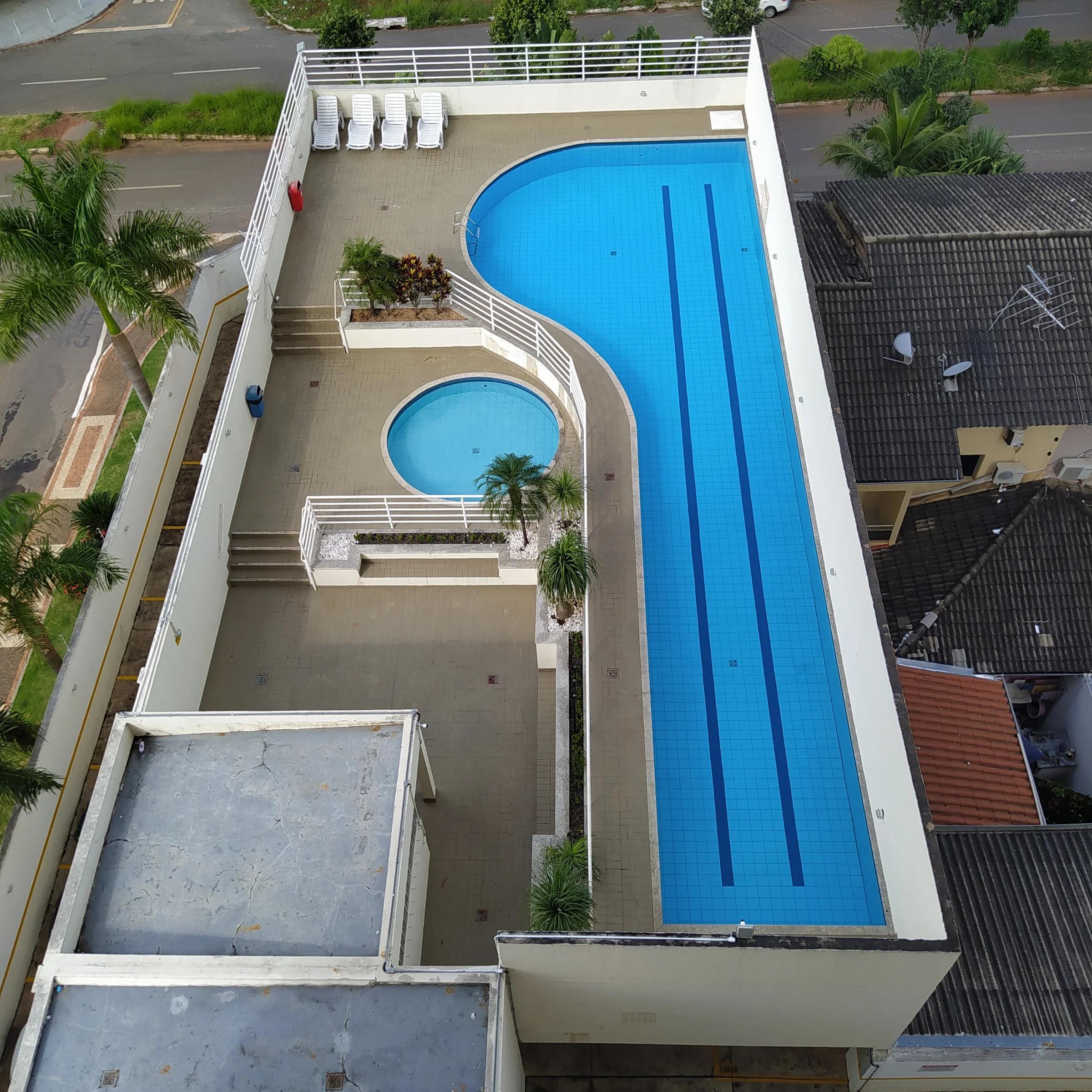 Vista aérea das piscinas e do deck