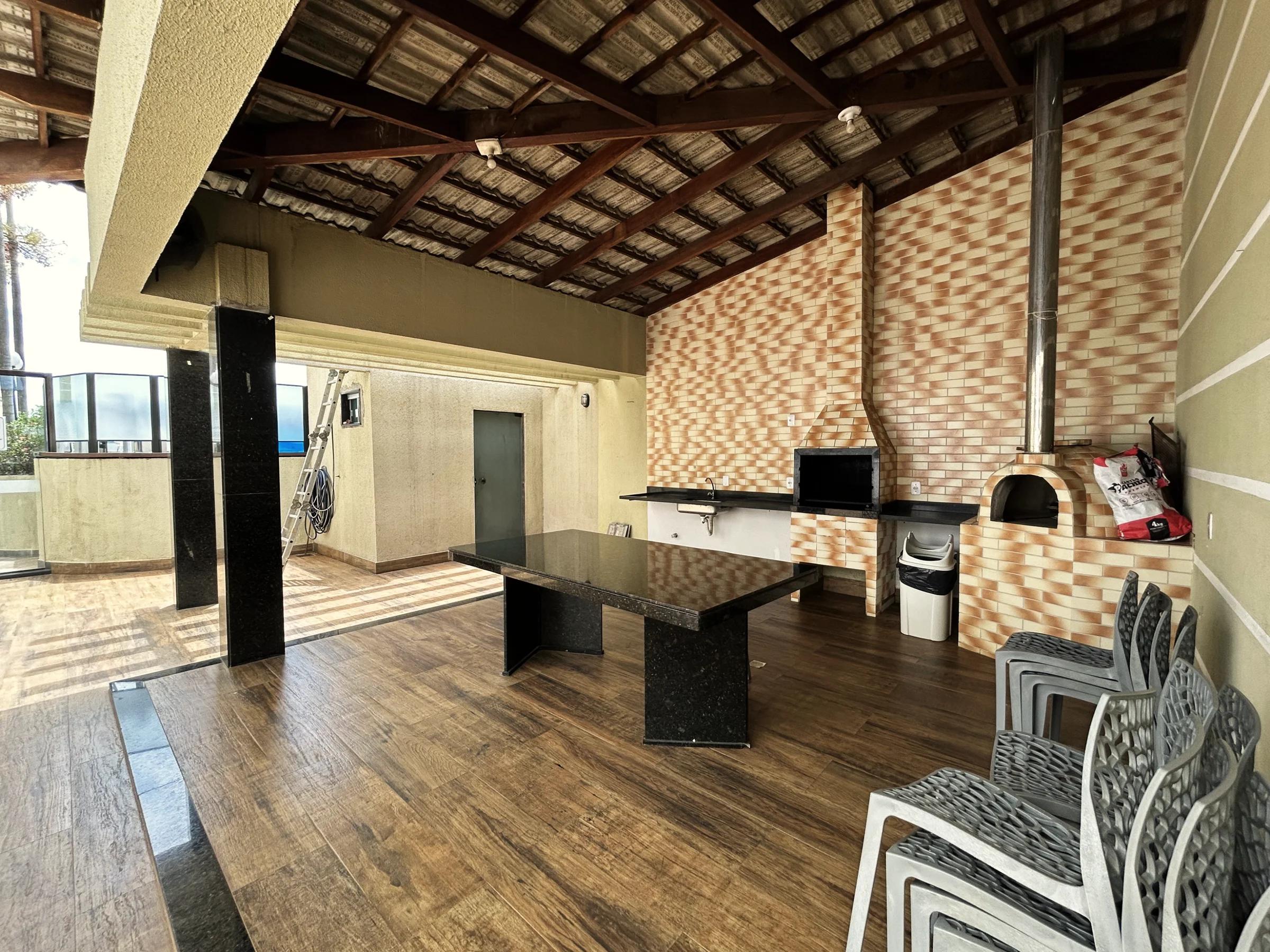 Foto da churrasqueira com forno de pizza