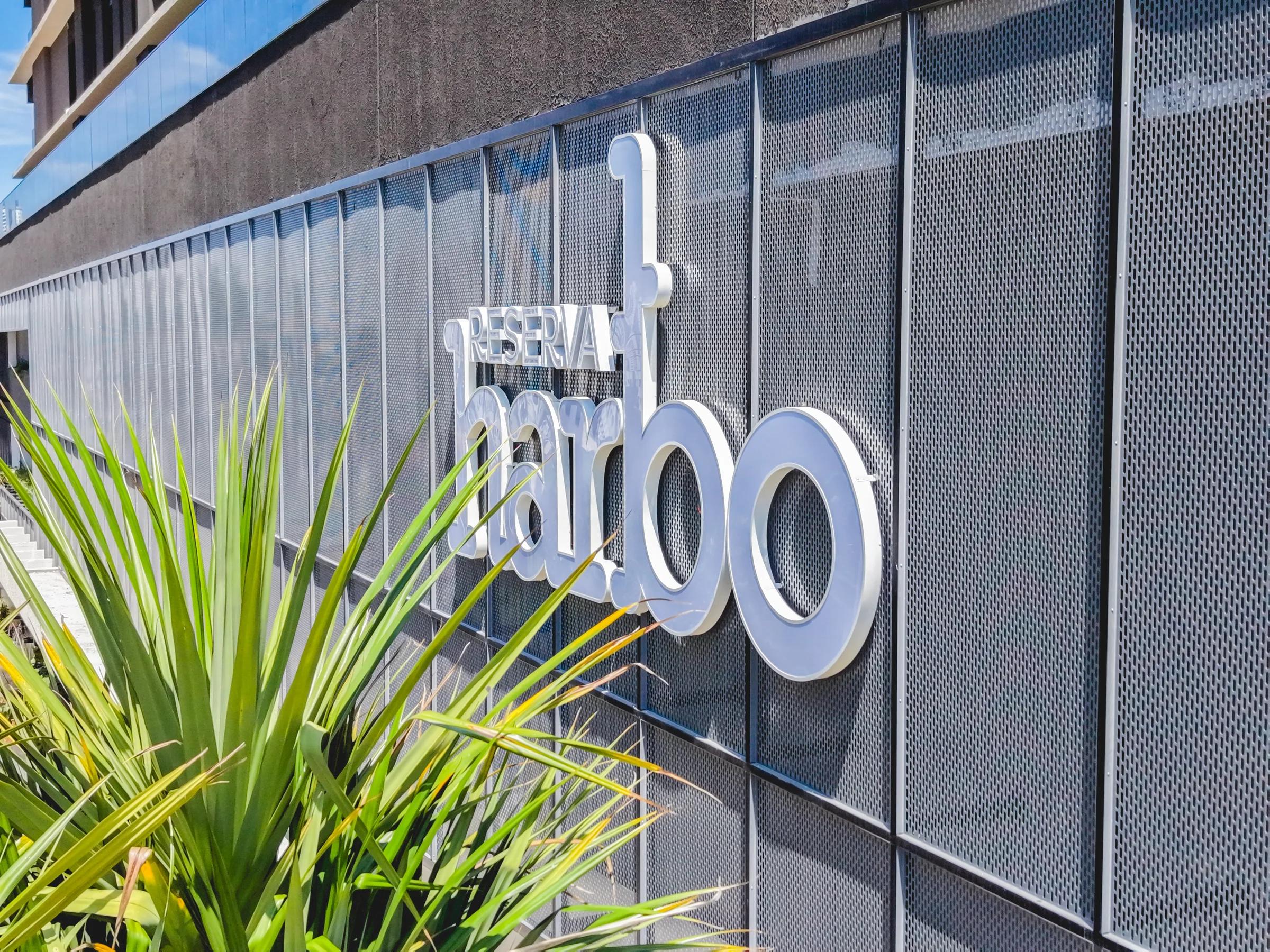 Reserva Harbo — Letreiro Reserva Harbo na fachada do embasamento