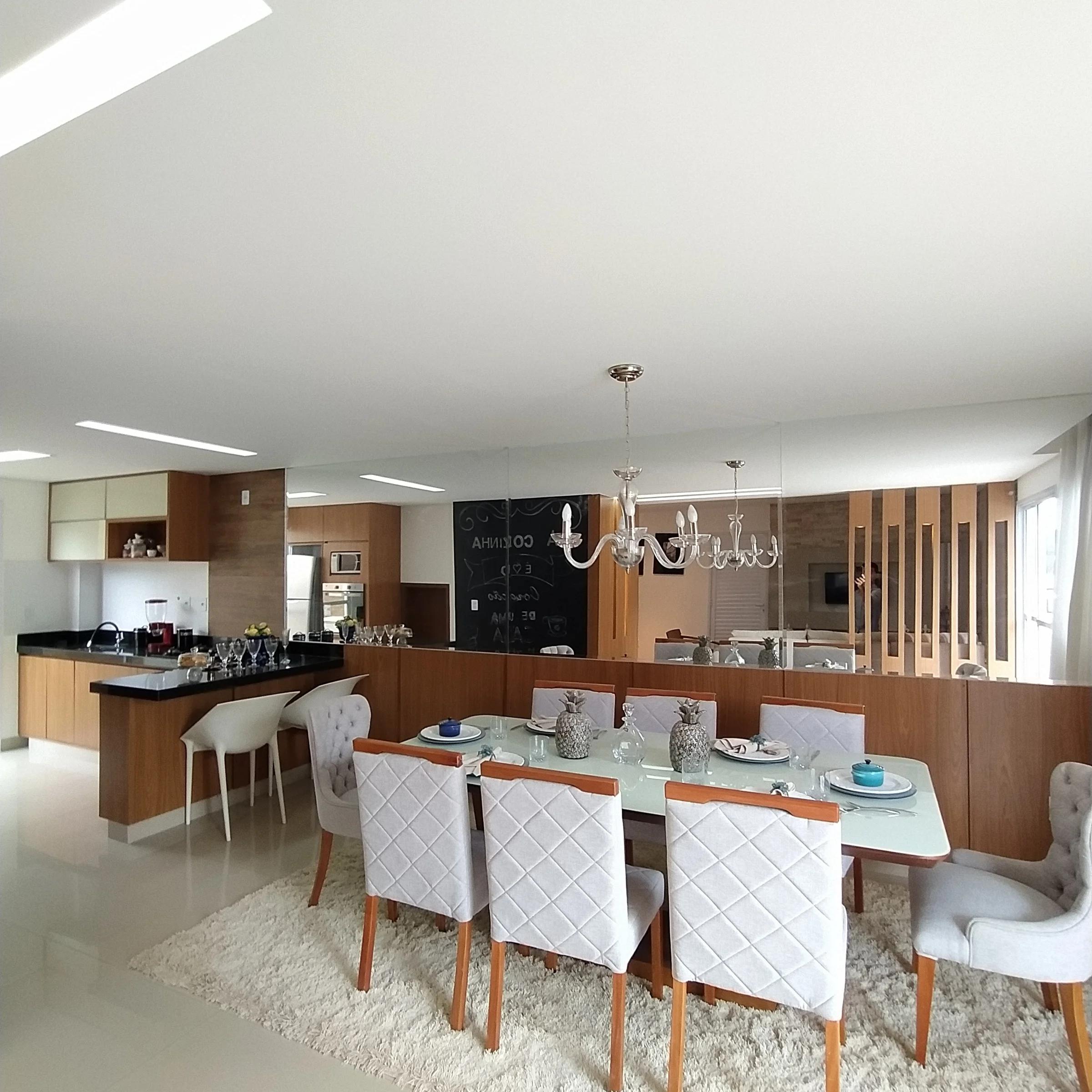 Foto da sala e da cozinha do sobrado decorado