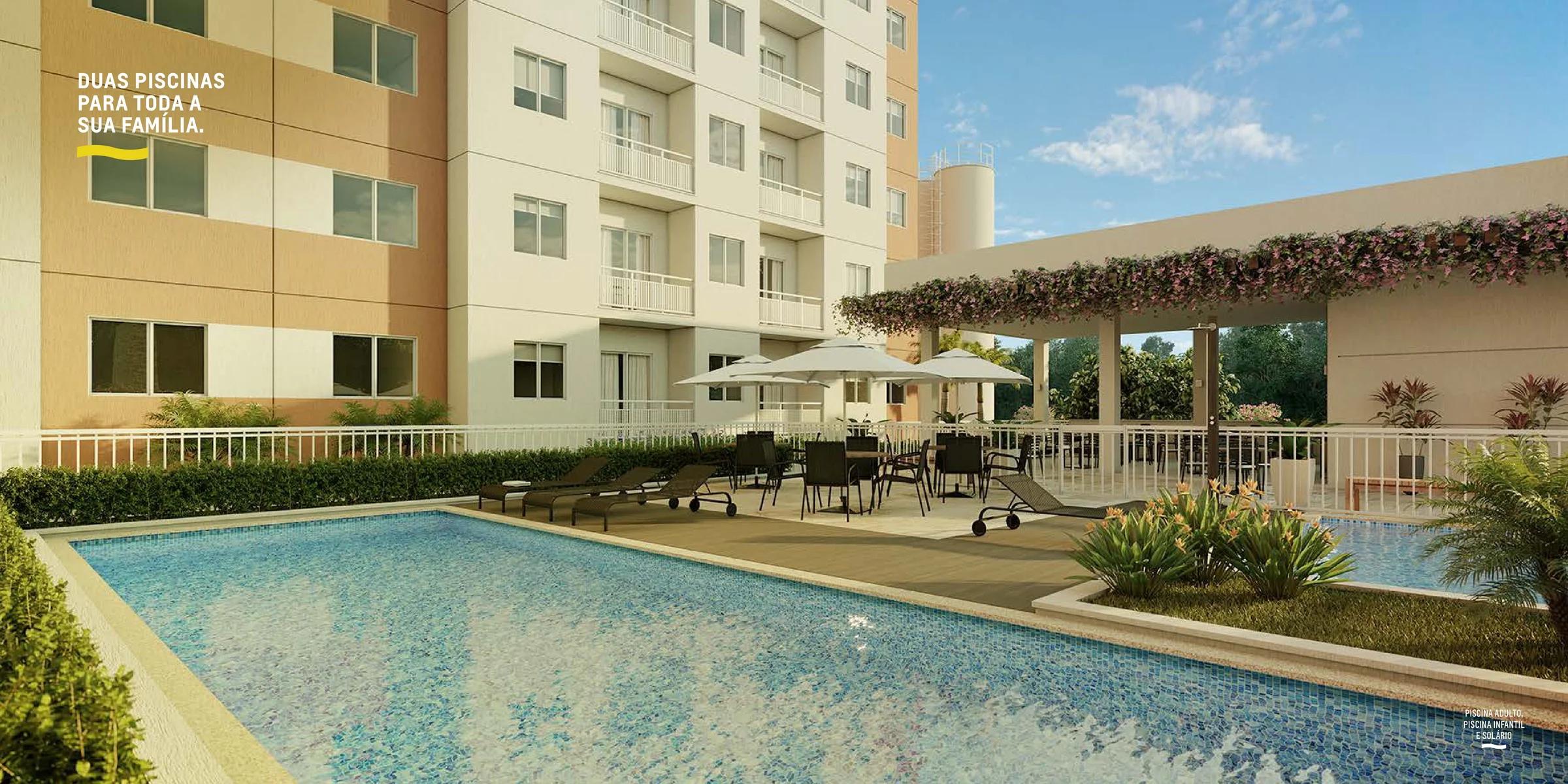 Área da piscina com deck, espreguiçadeiras, mesas e ombrelones