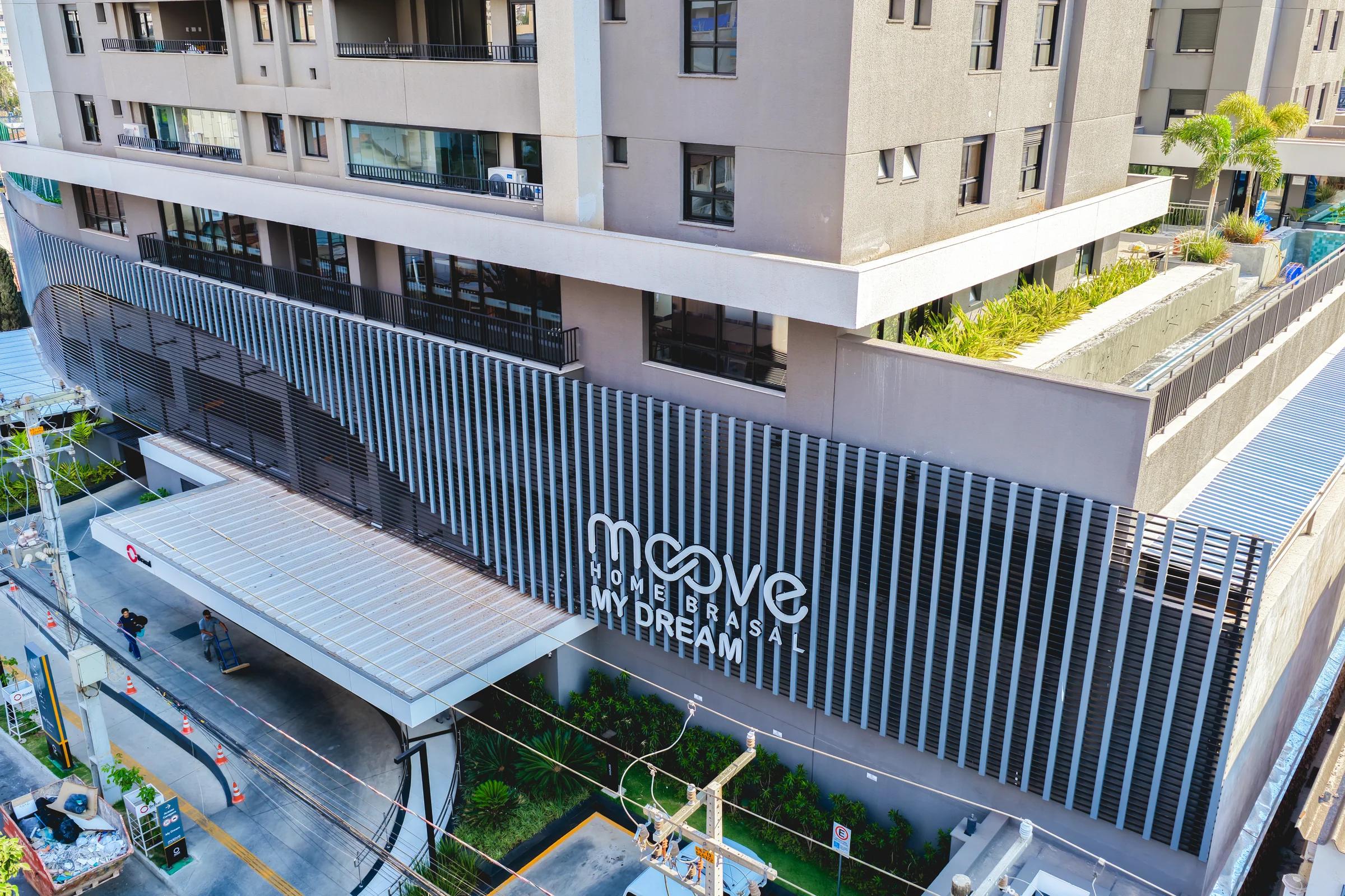 Moove Home Brasal — Embasamento da Torre My Dream com o letreiro