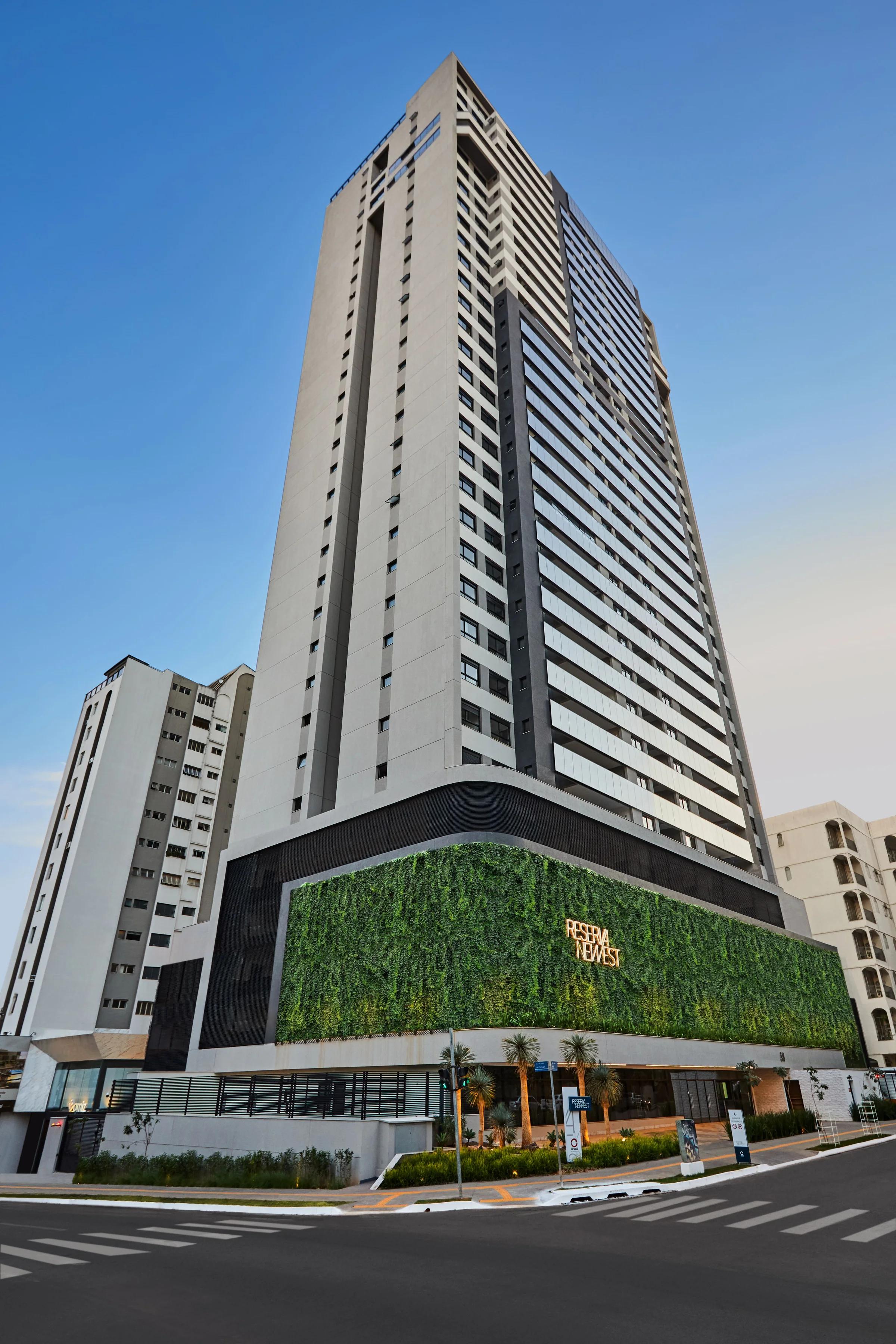 Reserva Newest — Edifício e jardim vertical da fachada