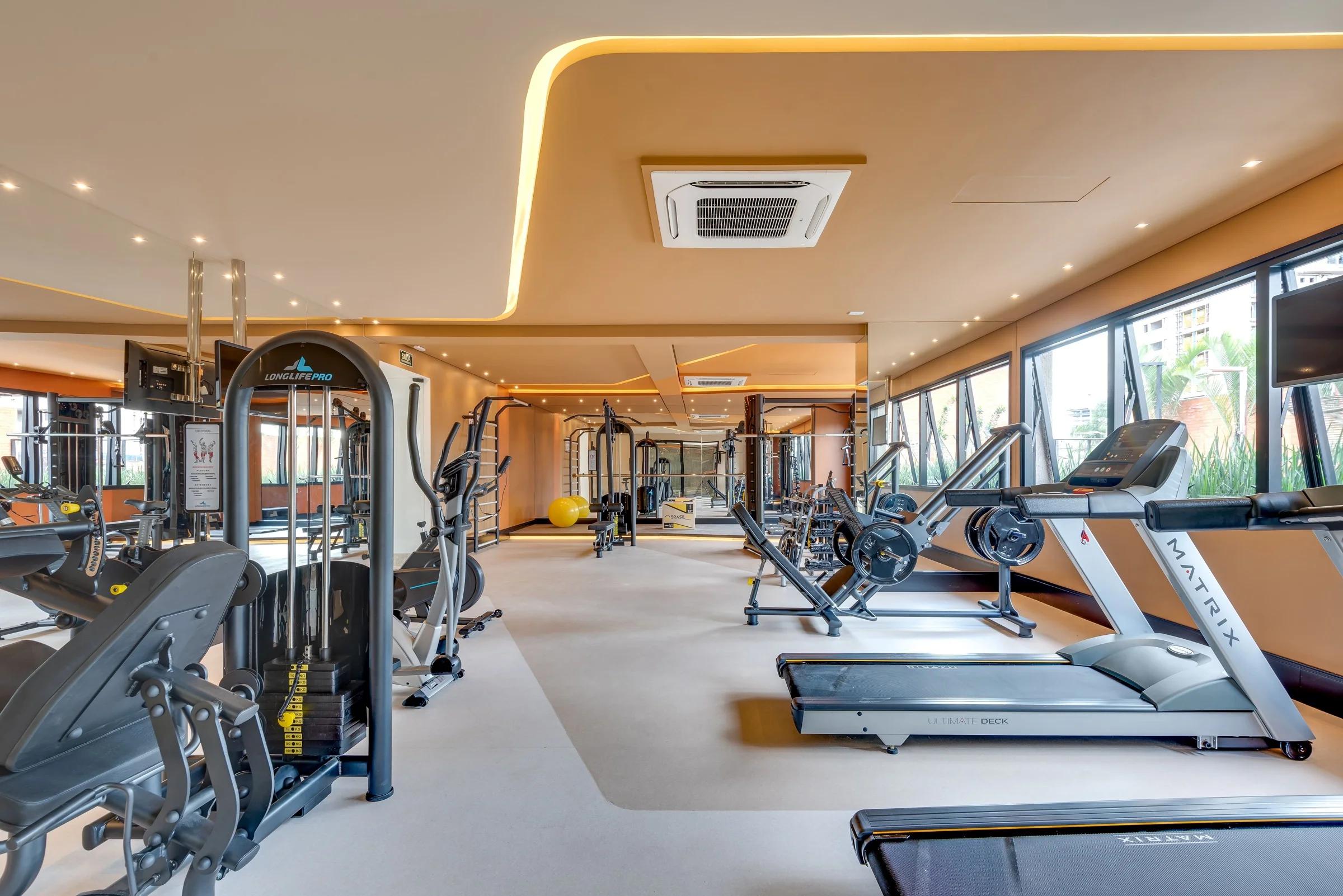 Foto da academia com equipamentos de exercício