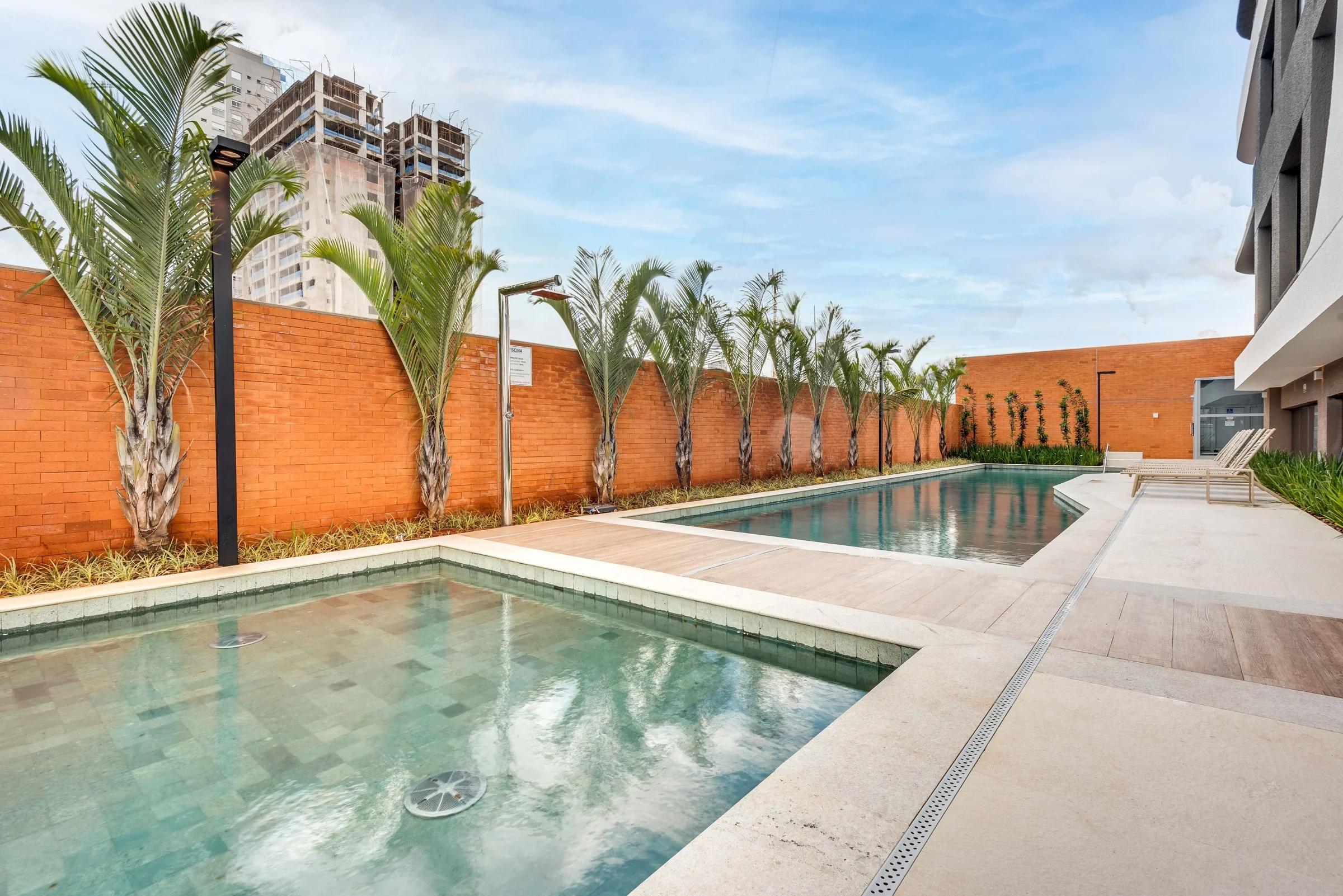 Foto da piscina com deck