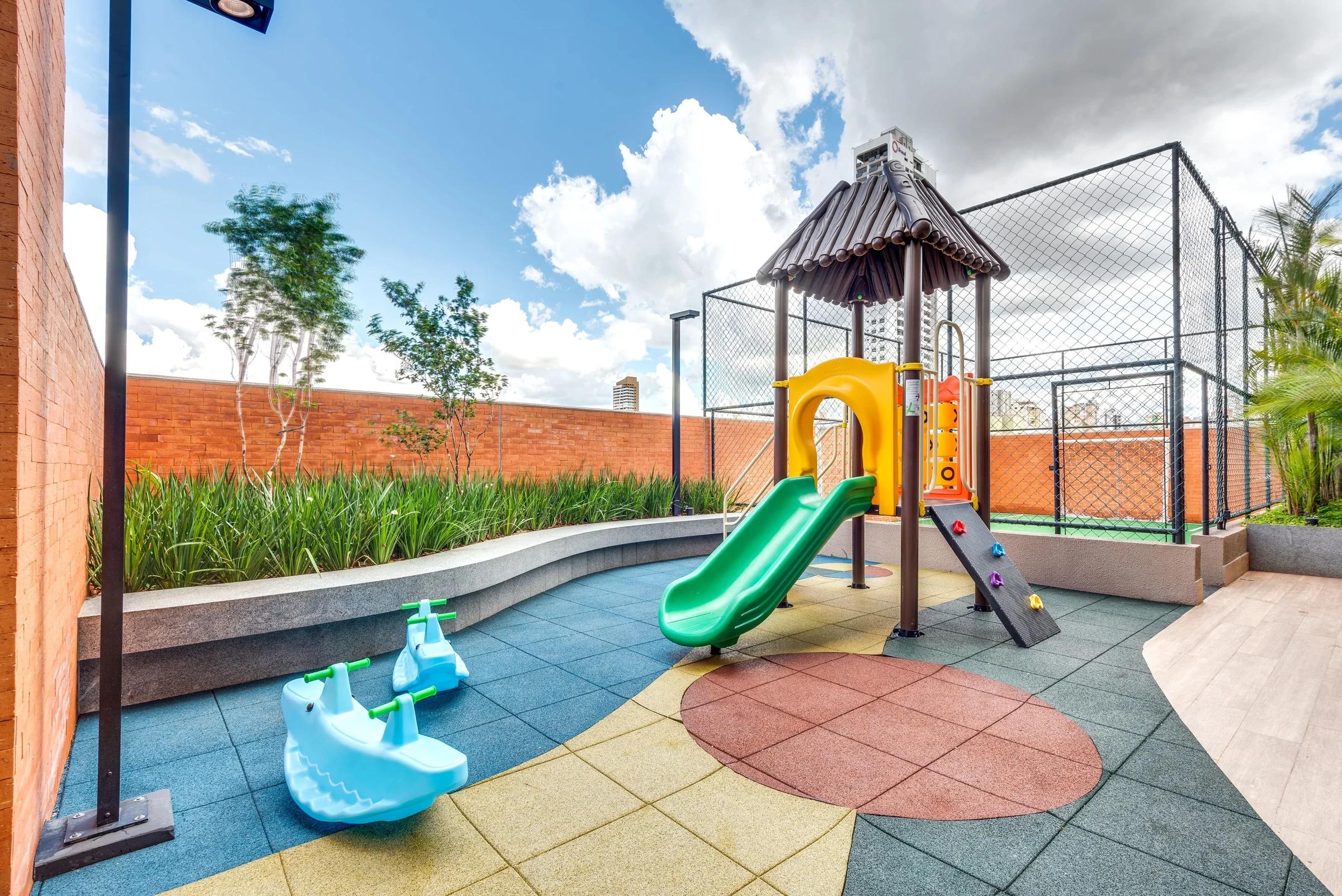 Foto do playground ao lado da piscina