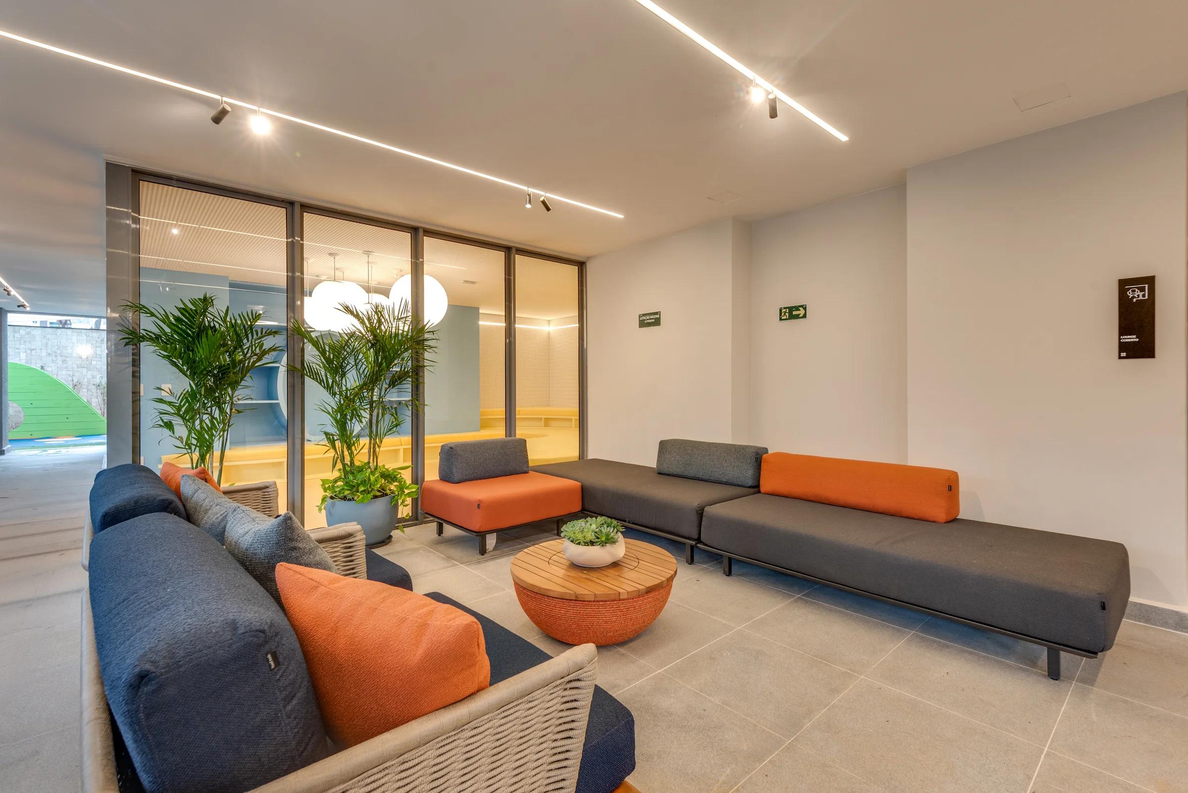 Foto de sala de estar comum com sofá, poltronas e mesas.