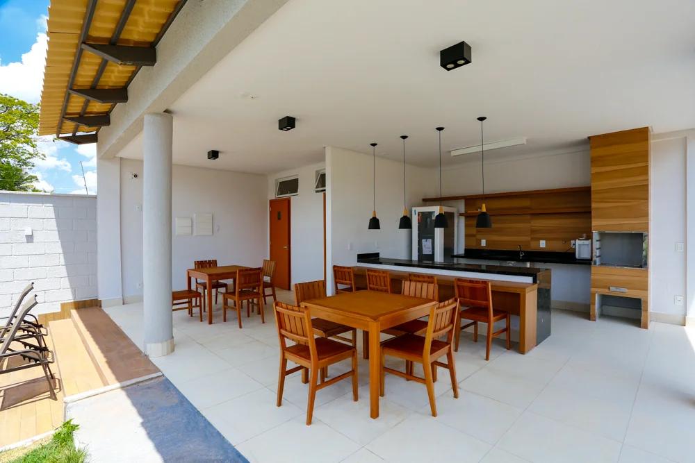 Foto da sala de refeições integrada à varanda.