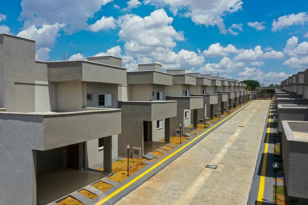 Foto das fachadas dos sobrados ao longo da via interna.
