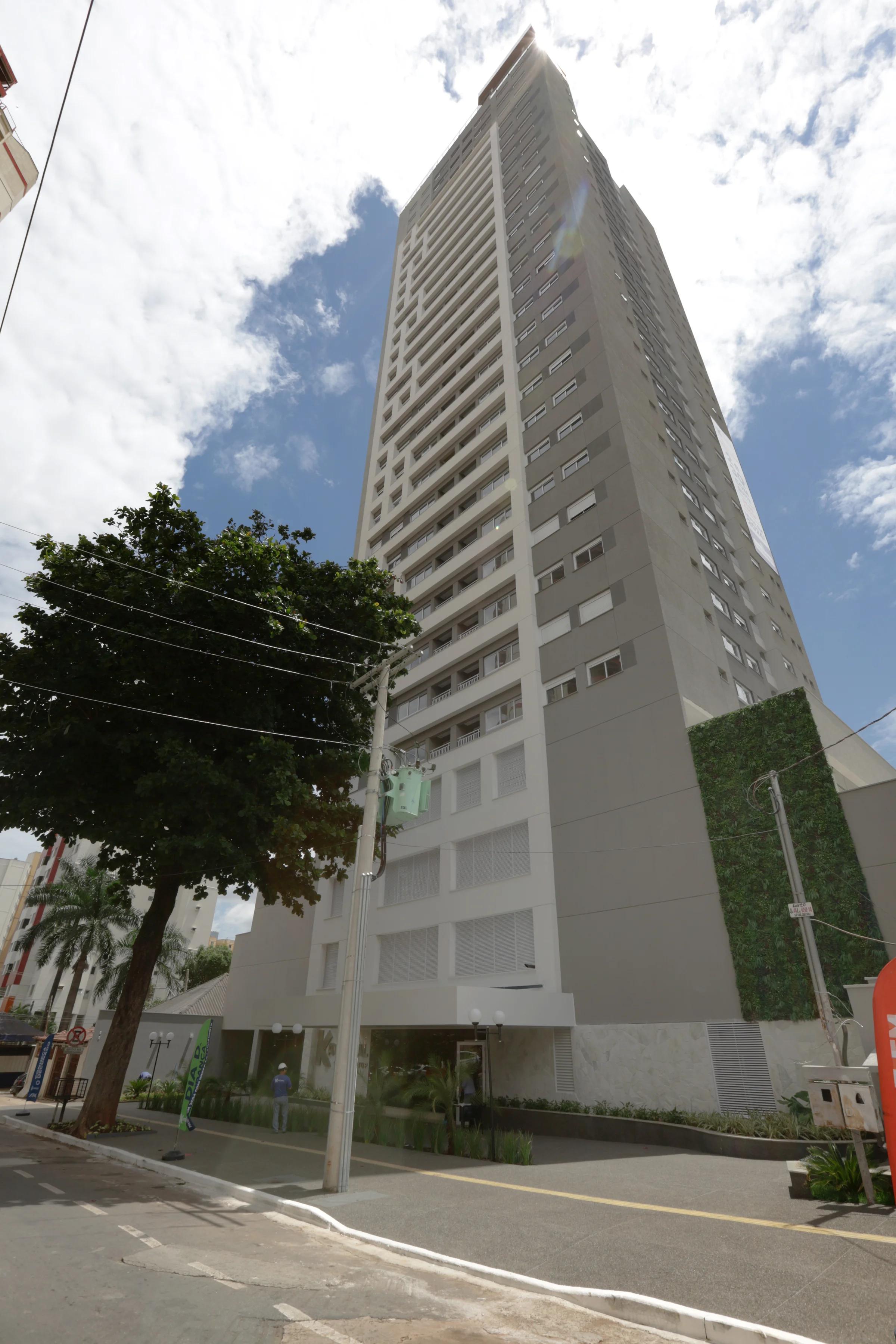 Fachada lateral do Katedral Sky Rooftop com jardim vertical