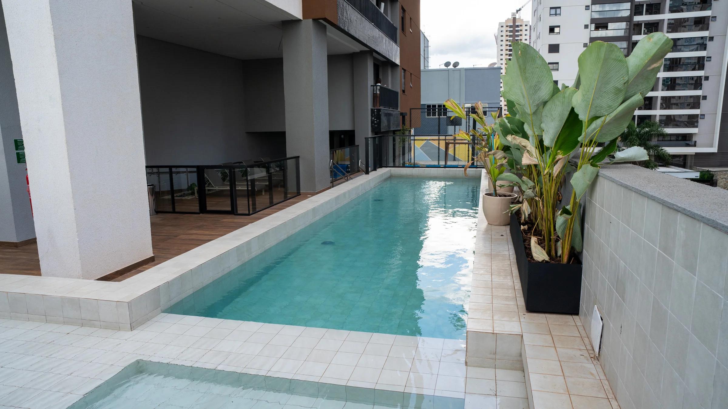 Soho Bueno - Piscina com deck molhado e paisagismo tropical