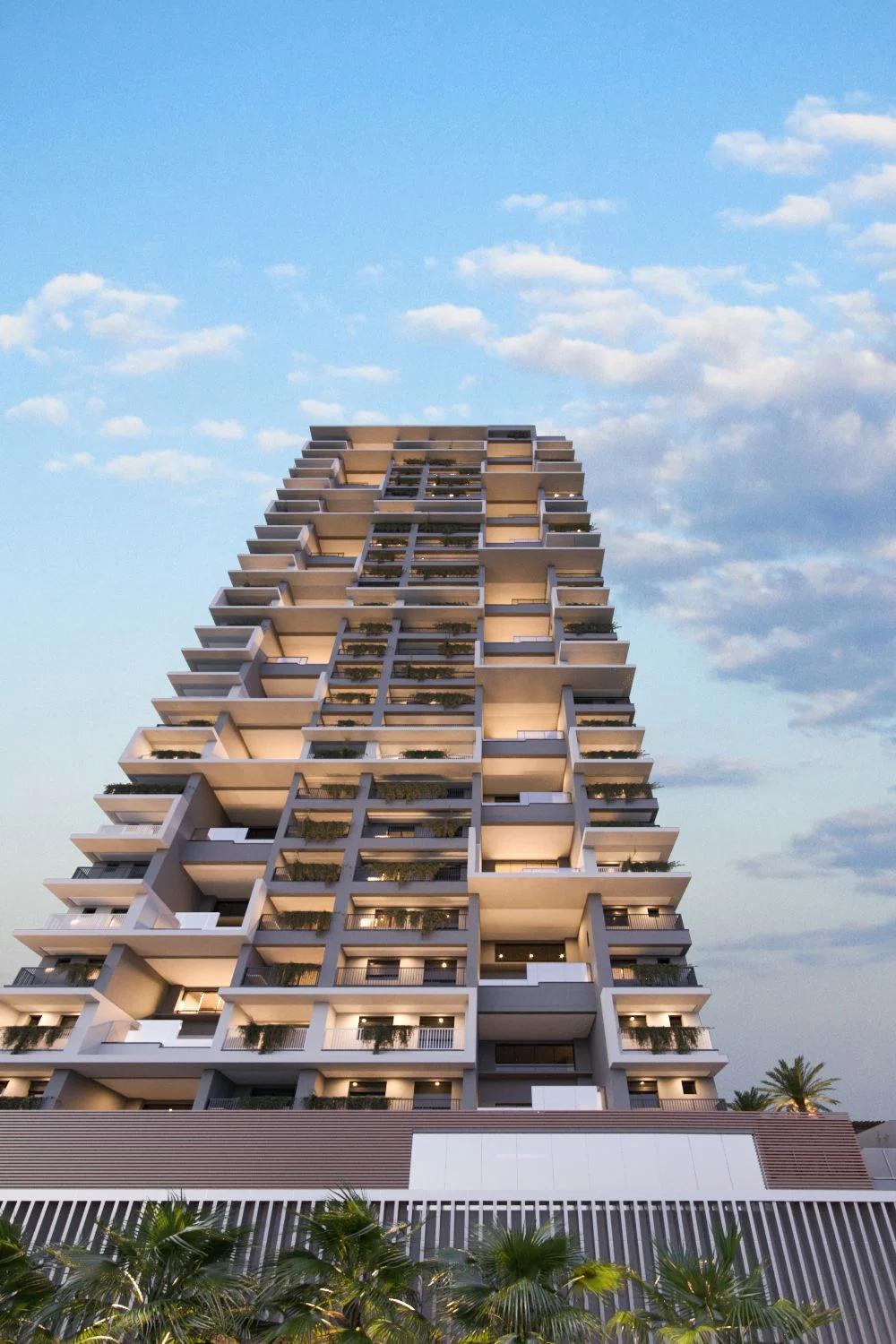 Perspectiva da fachada da torre residencial vista de baixo para cima com iluminação nas varandas