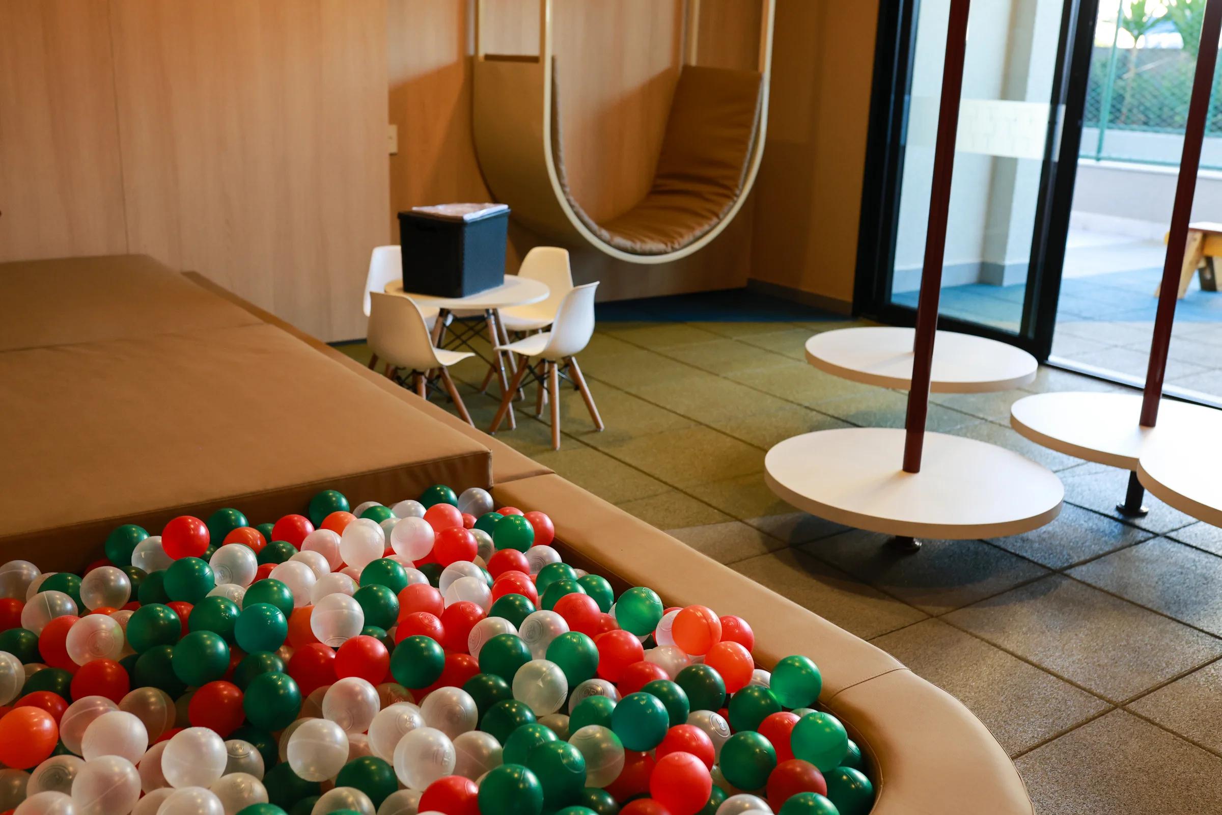 Foto do espaço infantil com piscina de bolinhas.