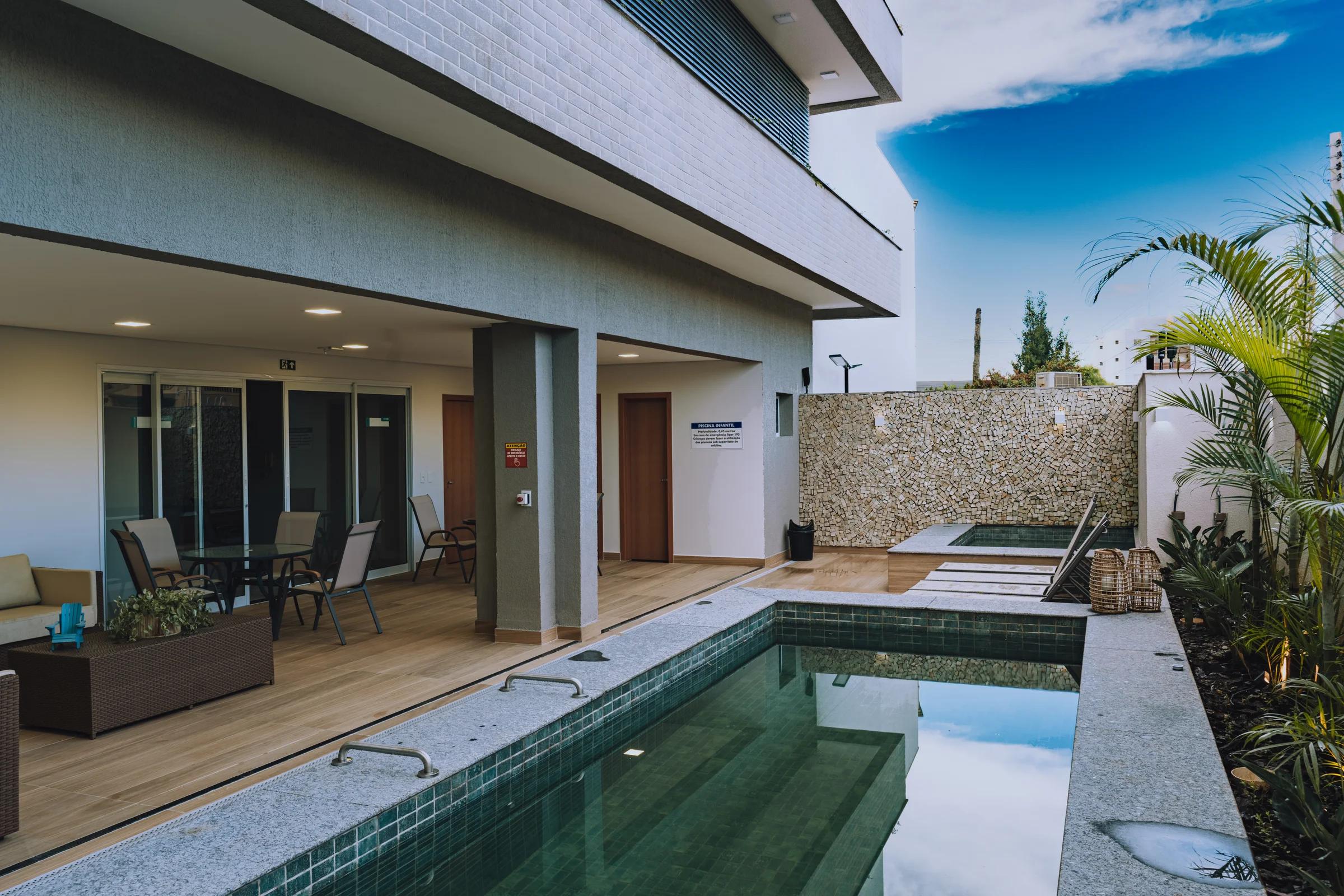 Perspectiva da piscina com deck e área externa