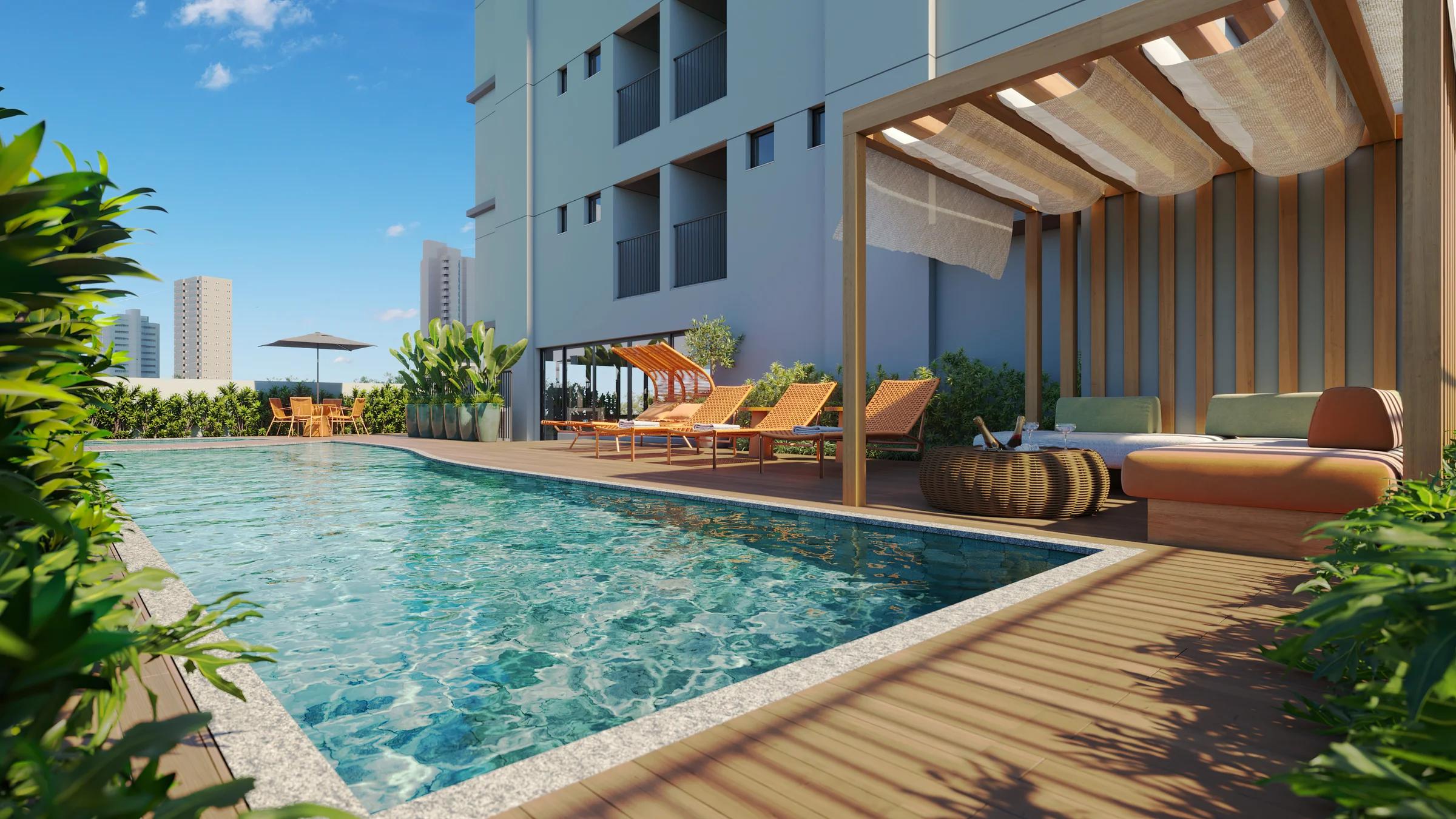 Piscina ao ar livre com deck de madeira, espreguiçadeiras e pergolado