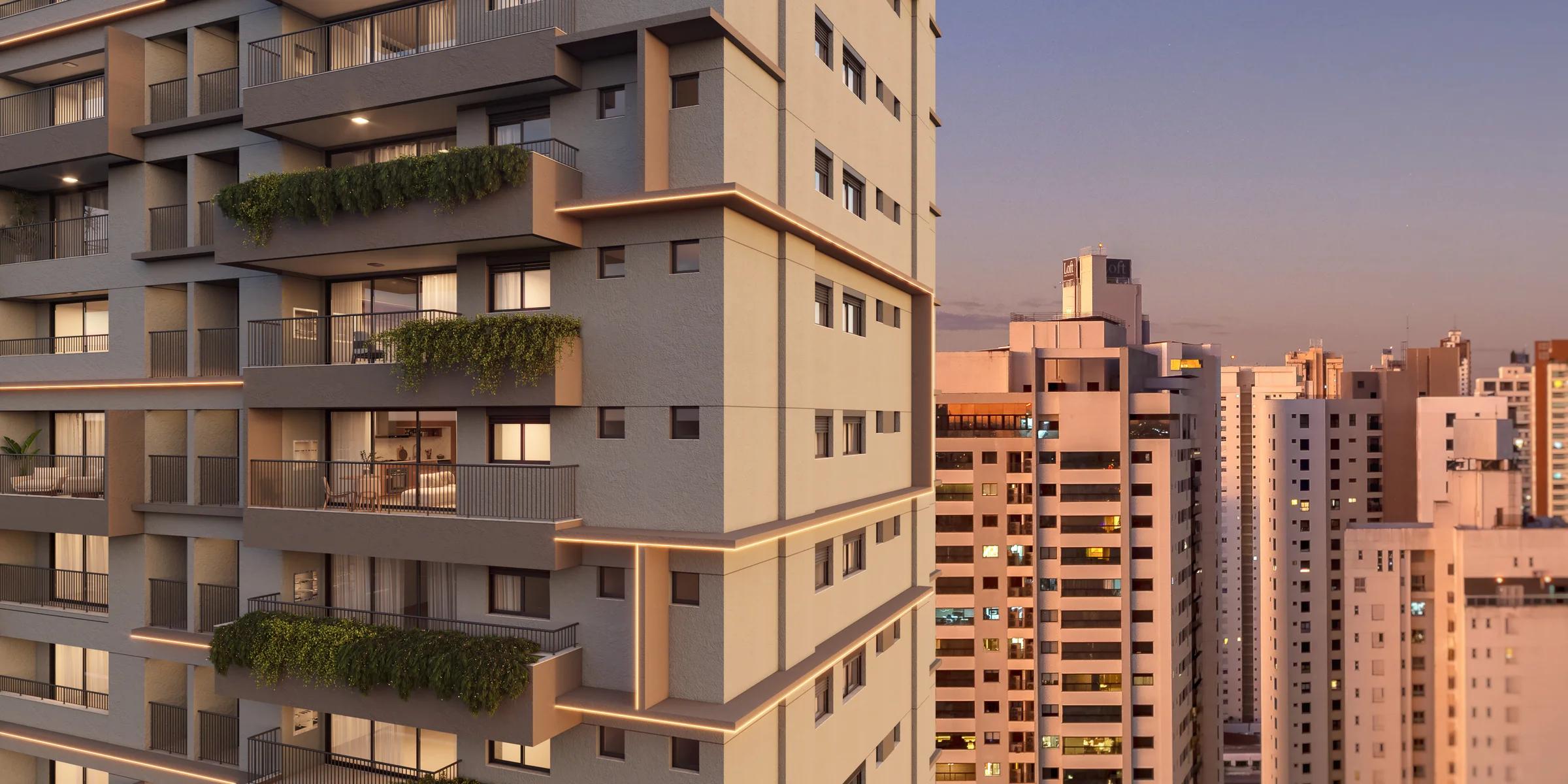 Vista aproximada da fachada com varandas repletas de vegetação ao entardecer