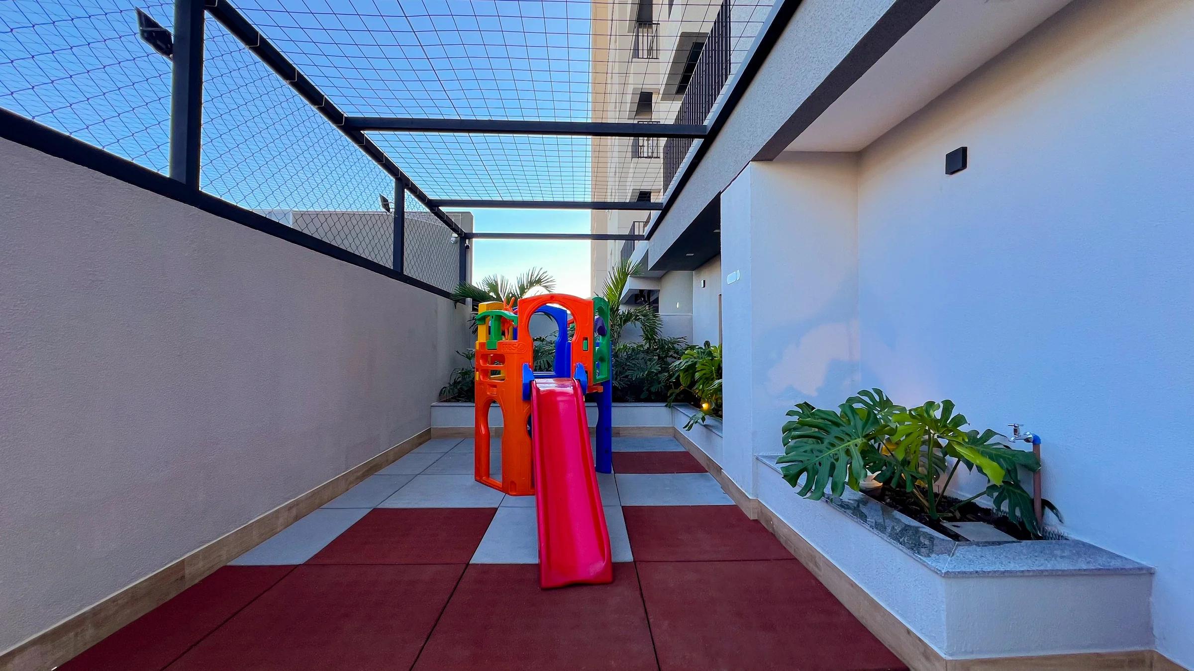 Foto do playground com escorregador
