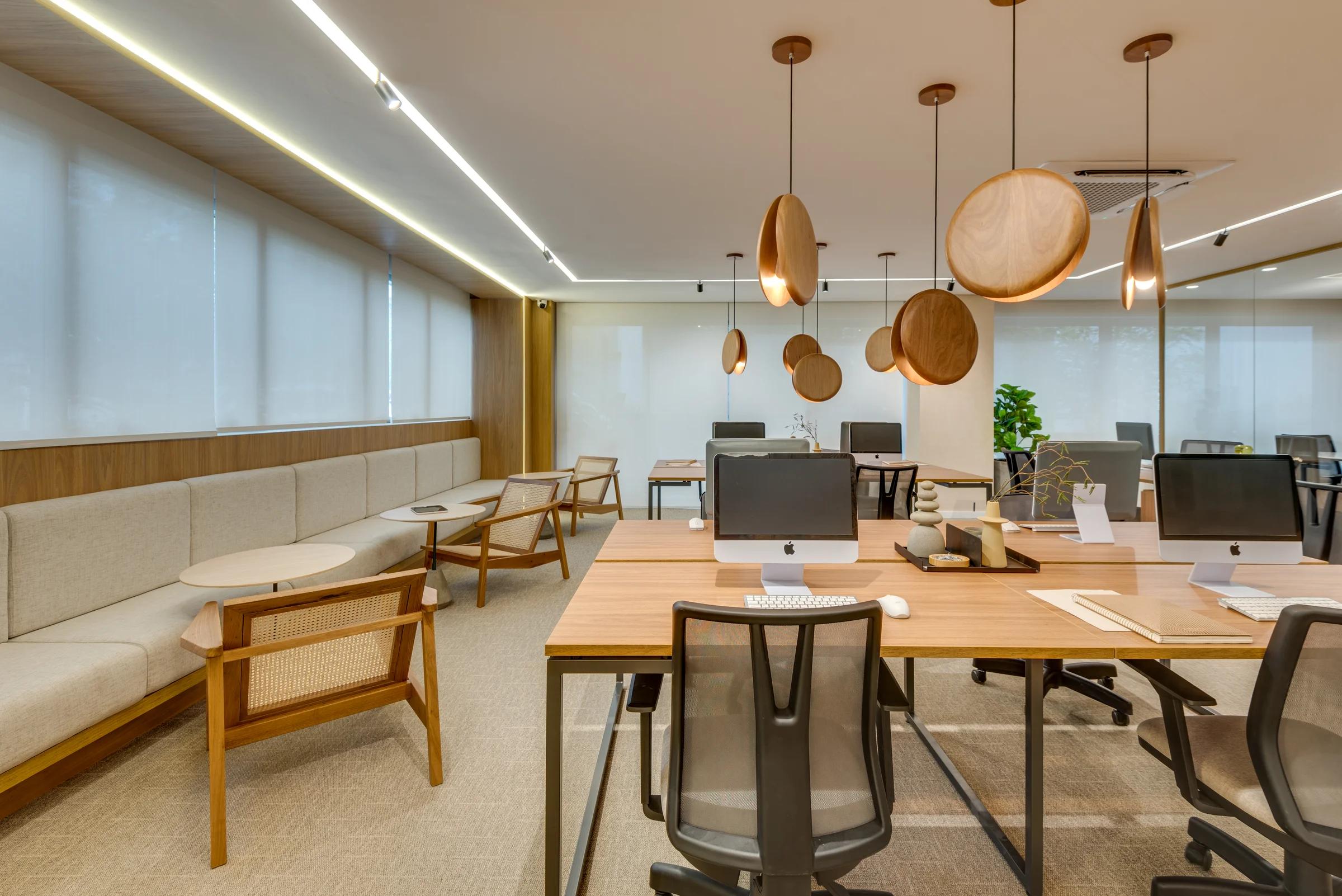 Foto de estações de trabalho em espaço de coworking