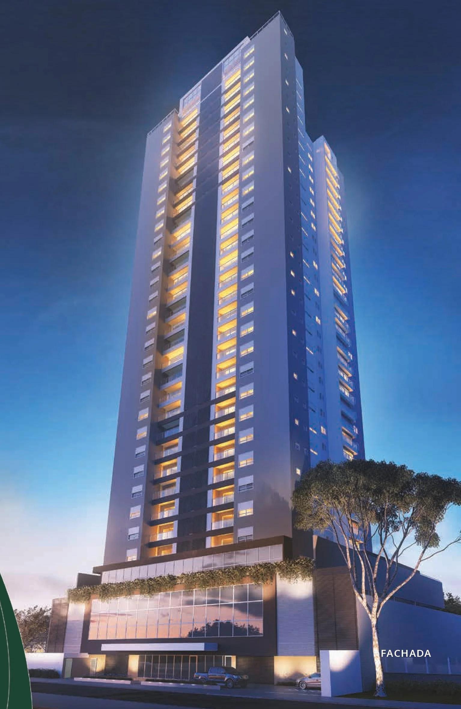 Fachada do edifício residencial iluminada ao entardecer em plano vertical completo