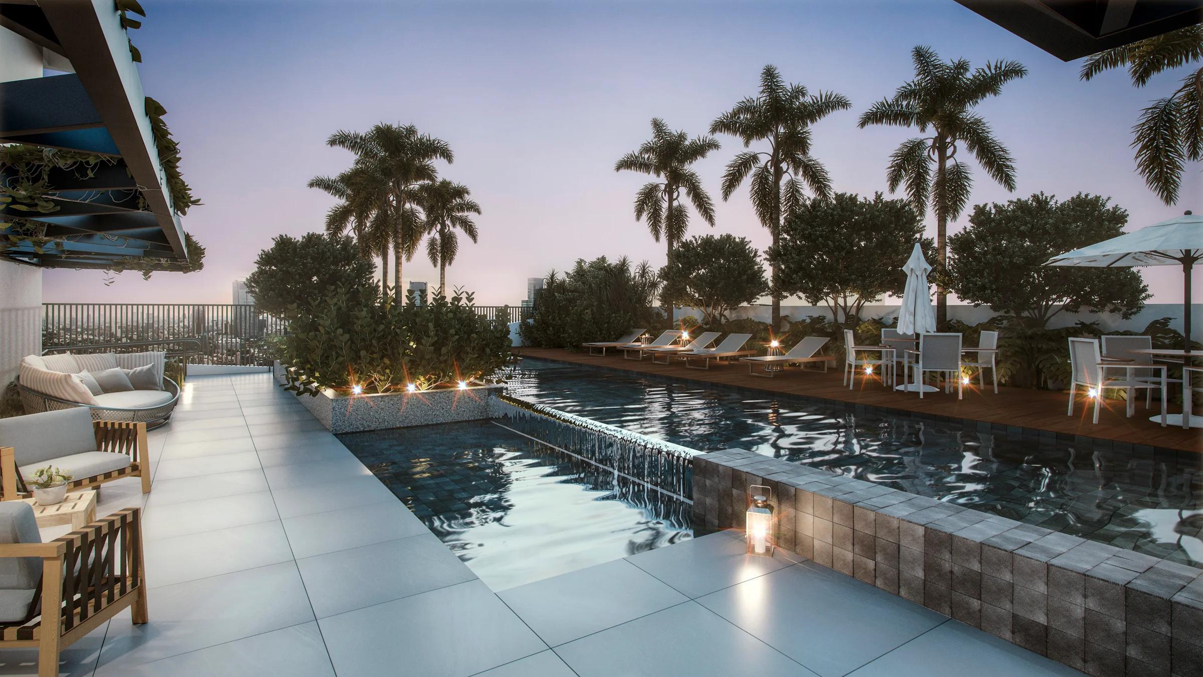 Deck da piscina com espreguiçadeiras, mesas com ombrelone e cascata