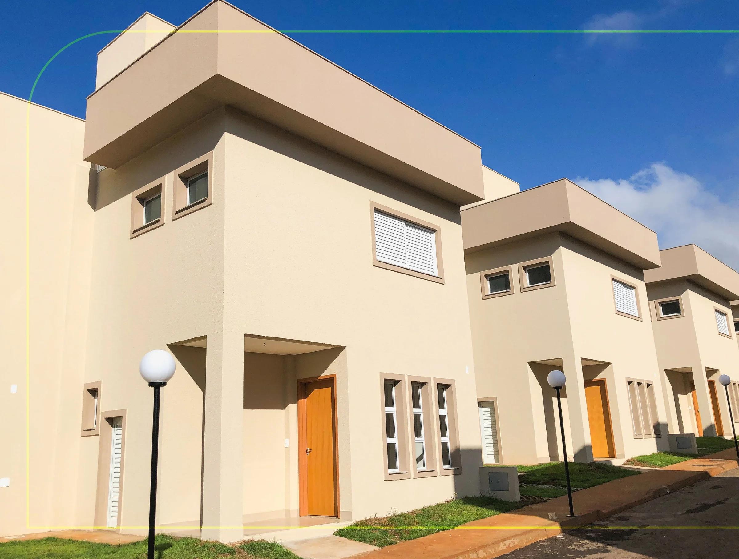 Fileira de casas com arquitetura moderna e postes de iluminação ao longo da via interna