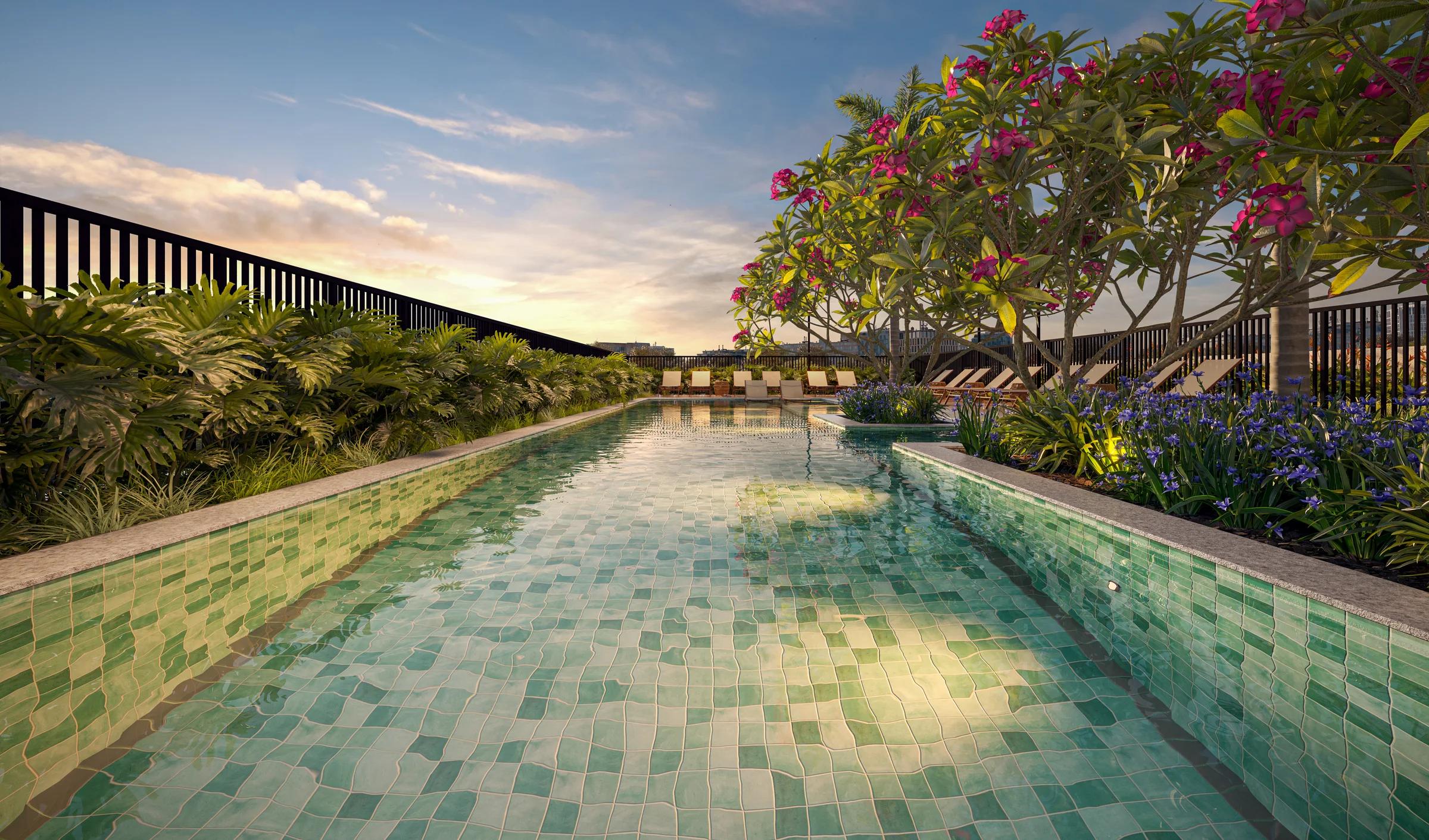 Piscina ao ar livre com revestimento verde, espreguiçadeiras e projeto de paisagismo